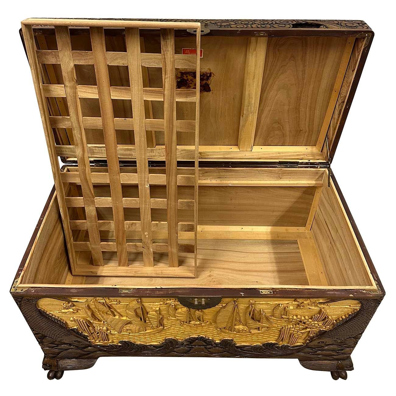 Cassapanca di speranza in legno di canfora intagliato cinese dei primi del Novecento in vendita 8