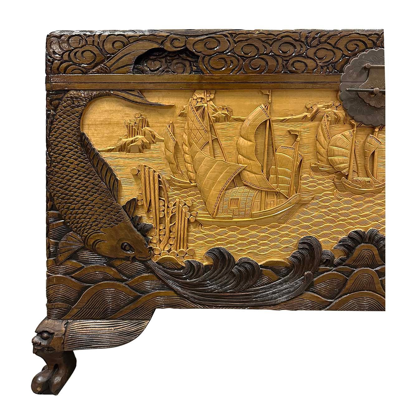 Si tratta di un antico baule di canfora intagliato in stile tradizionale cinese, proveniente dalla Cina. Era lo scrigno delle speranze dei marinai con tutti i loro desideri e le loro speranze. Questa cassapanca presenta un dettagliato lavoro di