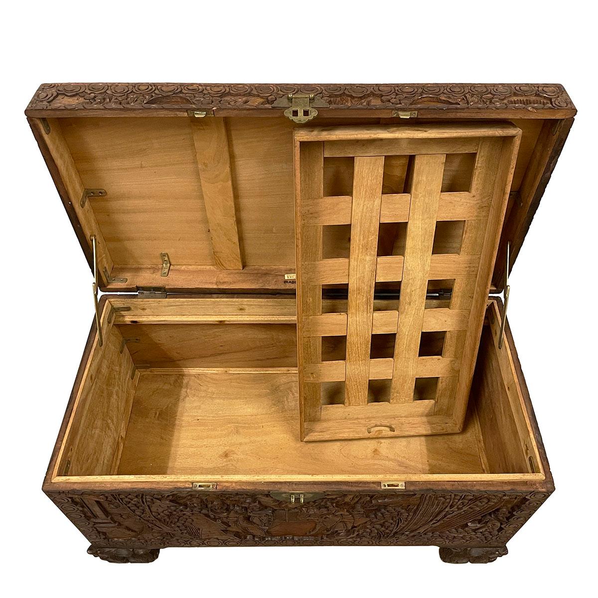 Chinois Coffre d'espérance en bois de camphrier chinois sculpté du début du 20e siècle