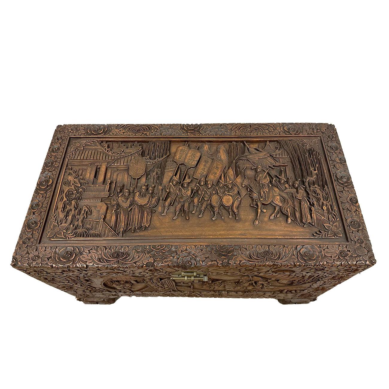 Early 20th Century Chinese Carved Camphor Wood Hope Chest In Good Condition For Sale In Pomona, CA