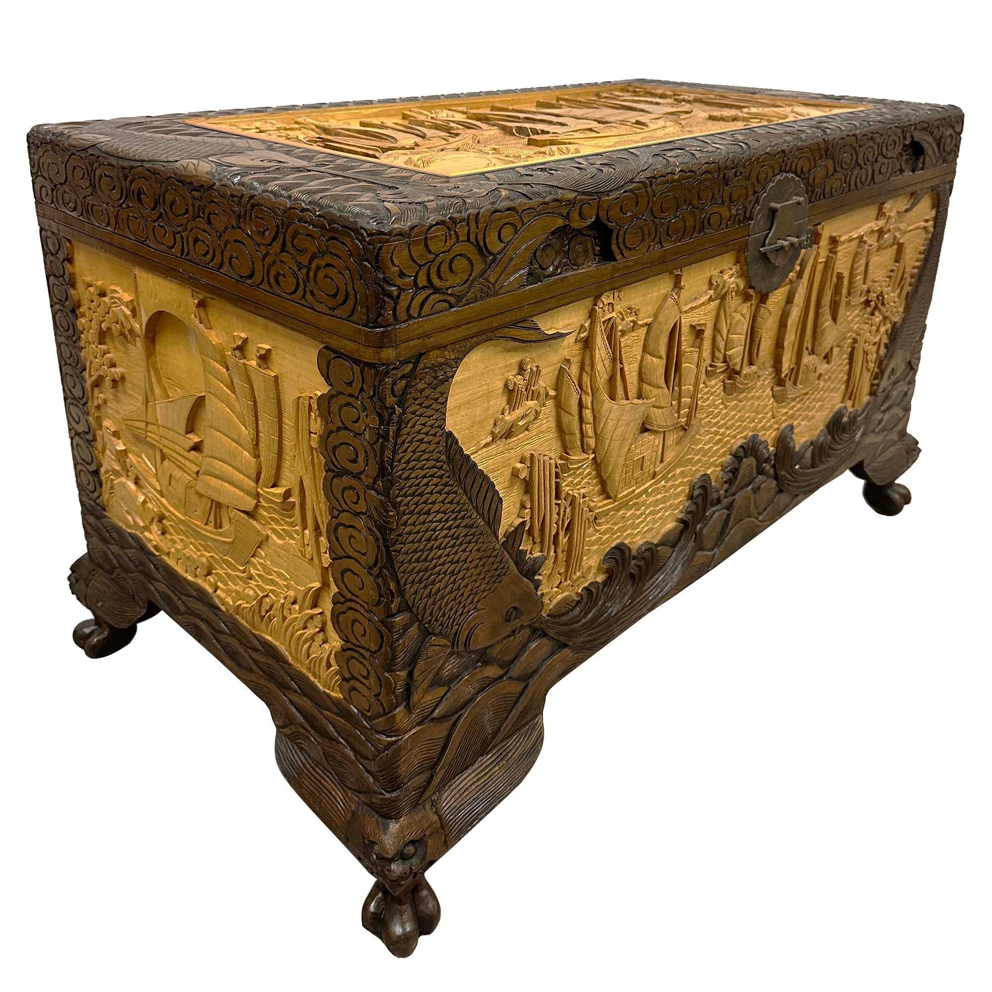 Cassapanca di speranza in legno di canfora intagliato cinese dei primi del Novecento in vendita 1