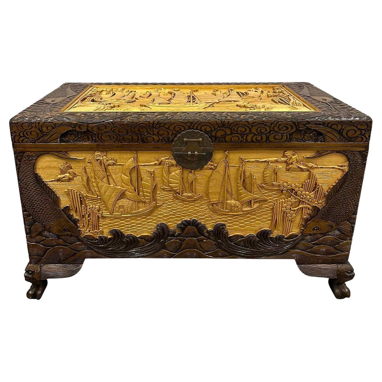 Coffre d'espérance en bois de camphrier chinois sculpté du début du 20e siècle
