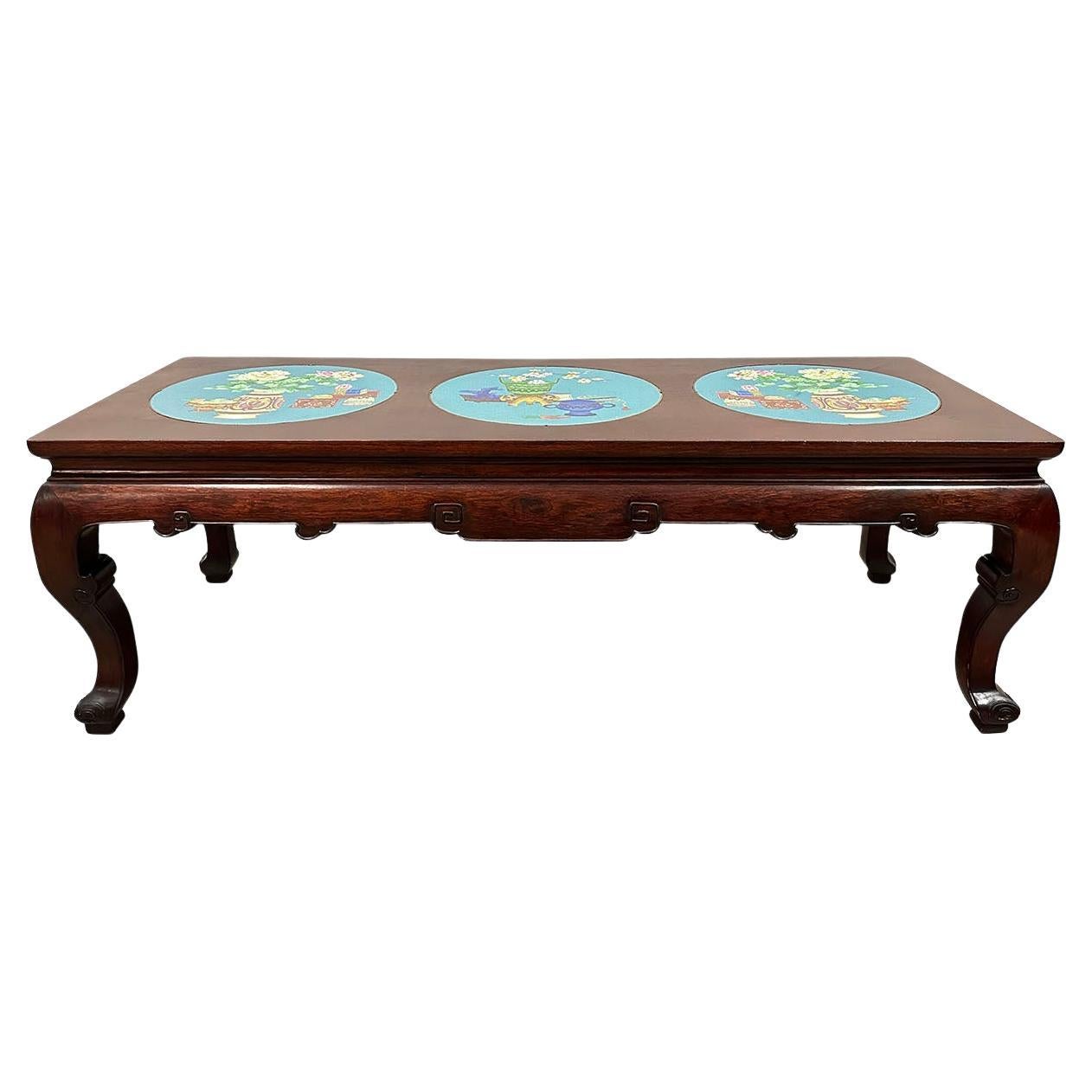 Table basse chinoise en bois dur sculpté du début du 20e siècle avec incrustation de cloisonne  en vente