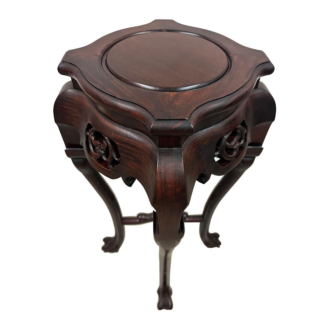 Anfang des 20. Jahrhunderts Chinesisch geschnitzt Palisander Pedestal Tisch/Pflanze Stand (Rosenholz) im Angebot