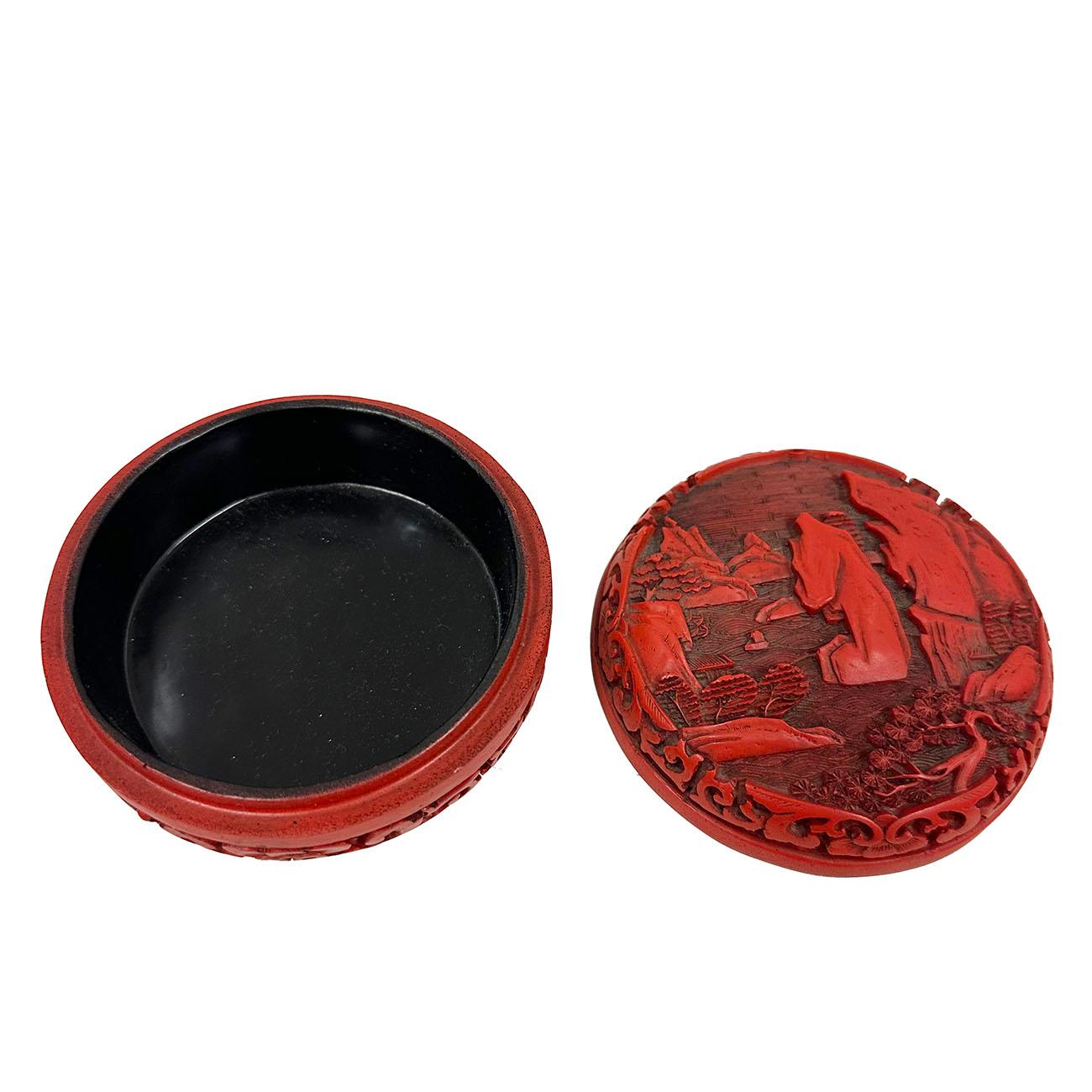 Early 20th Century Chinese Cinnabar Circular jewelry Box In Good Condition In Pomona, CA