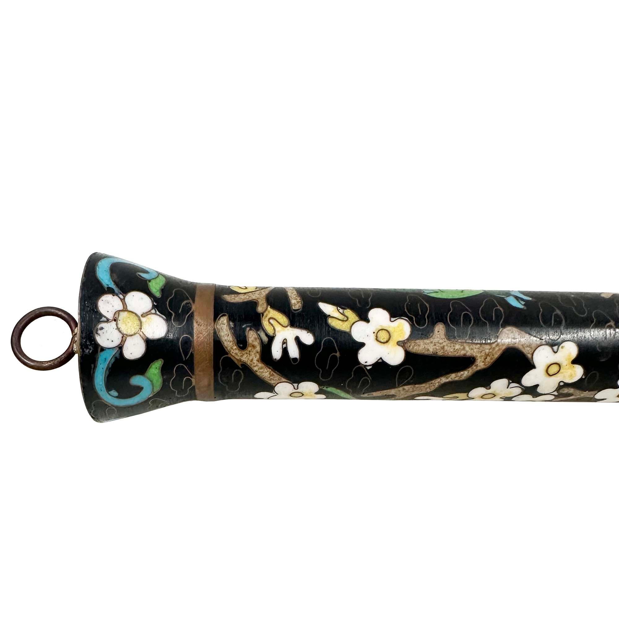 Dies ist ein chinesischer Kalligrafiepinsel mit einem Cloisonné-Griff. Der Griff ist aus Cloisonné-Email gefertigt, einer dekorativen Technik, bei der farbige Glaspasten in Fächern (Cloisons) verschmolzen werden, die durch Drähte auf einem