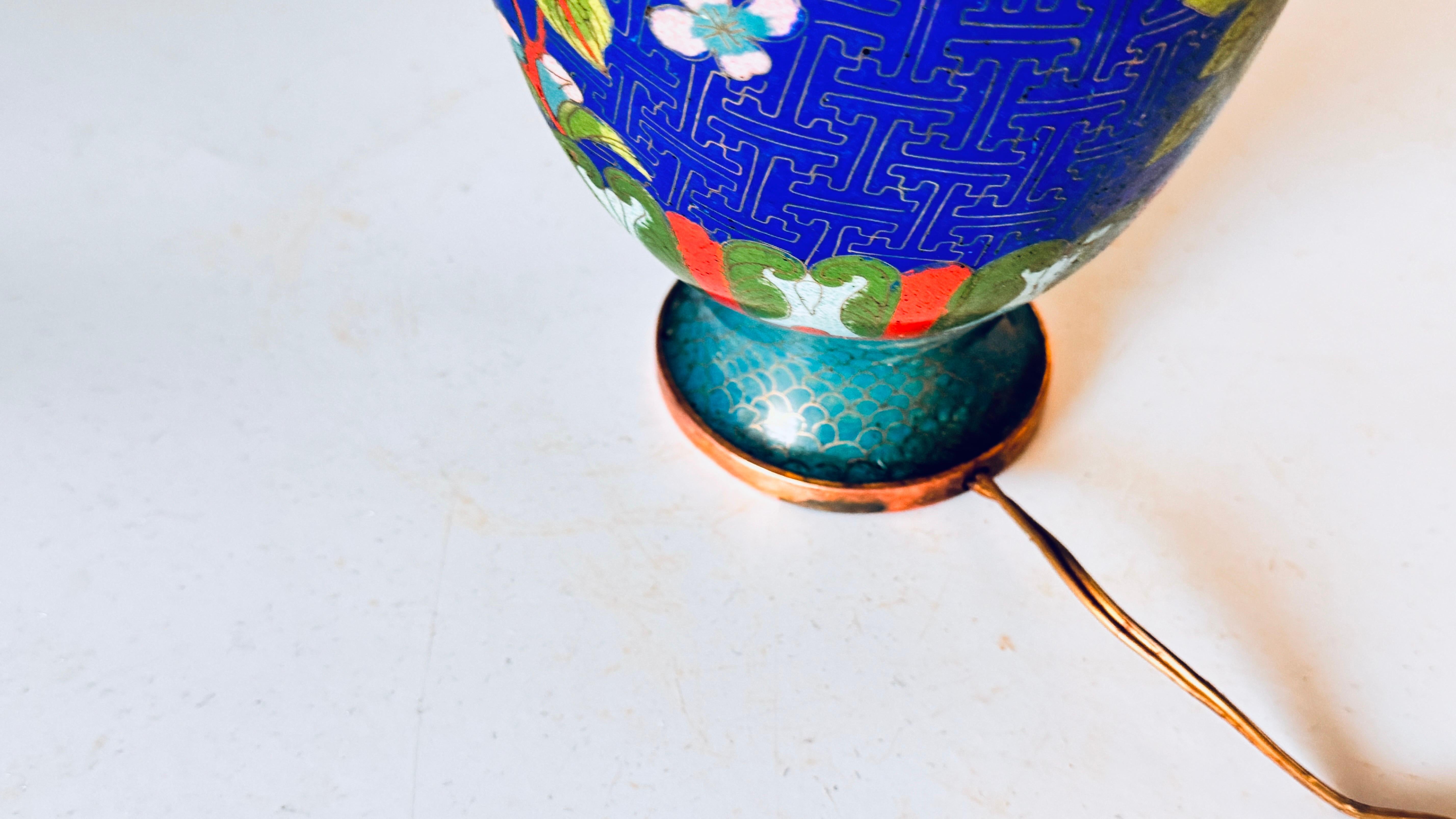 Chinesische Cloisonné-Tischlampe des frühen 20. Jahrhunderts, florale Motive, Messing-Akzente im Angebot 5