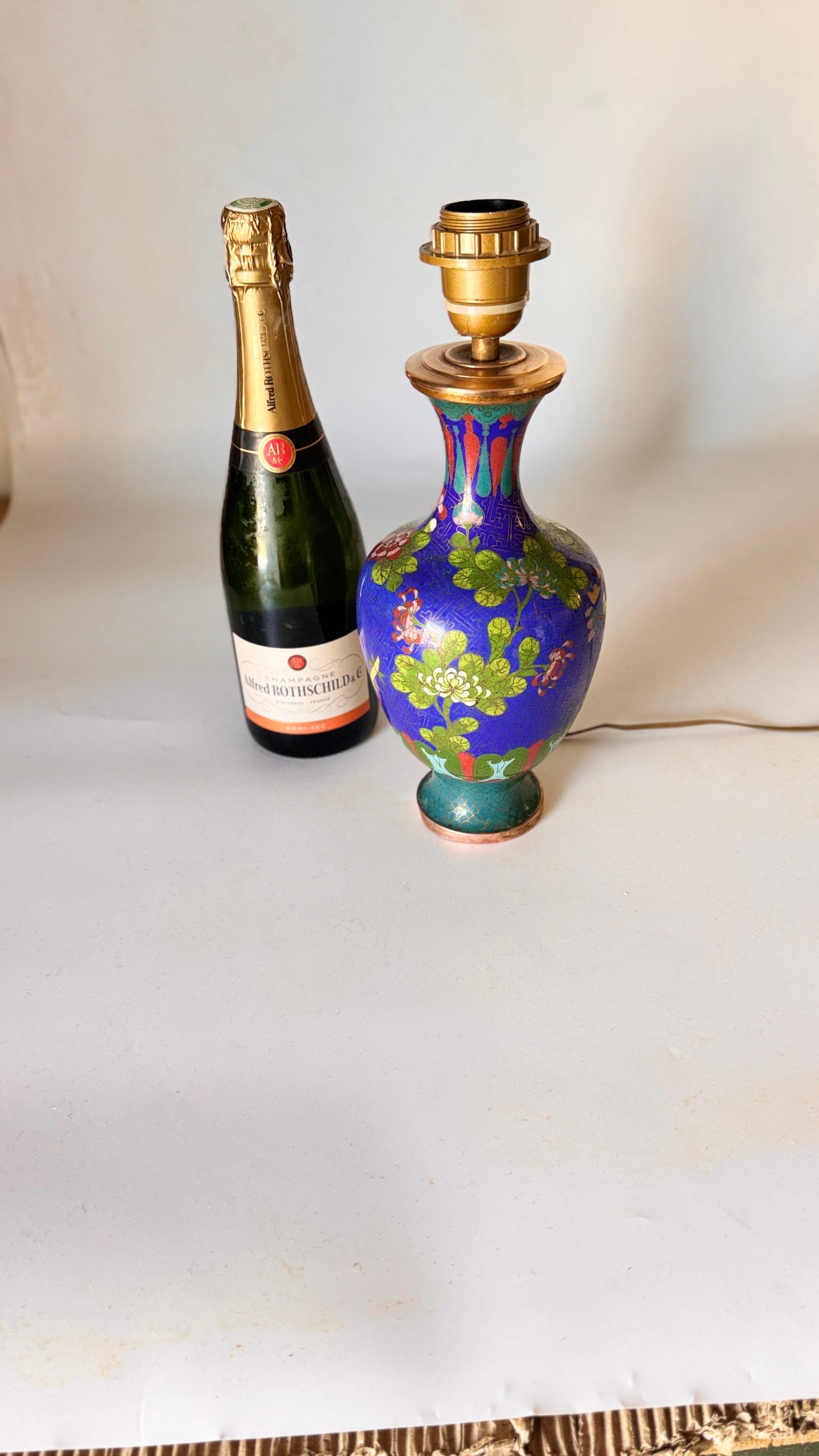 Chinesische Cloisonné-Tischlampe des frühen 20. Jahrhunderts, florale Motive, Messing-Akzente

Diese exquisite chinesische Cloisonné-Tischlampe aus dem frühen 20. Jahrhundert ist ein beeindruckendes Beispiel für die traditionelle
