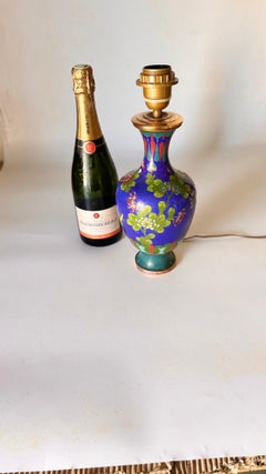 Lámpara de mesa china de cloisonné de principios del siglo XX, motivos florales, detalles de latón