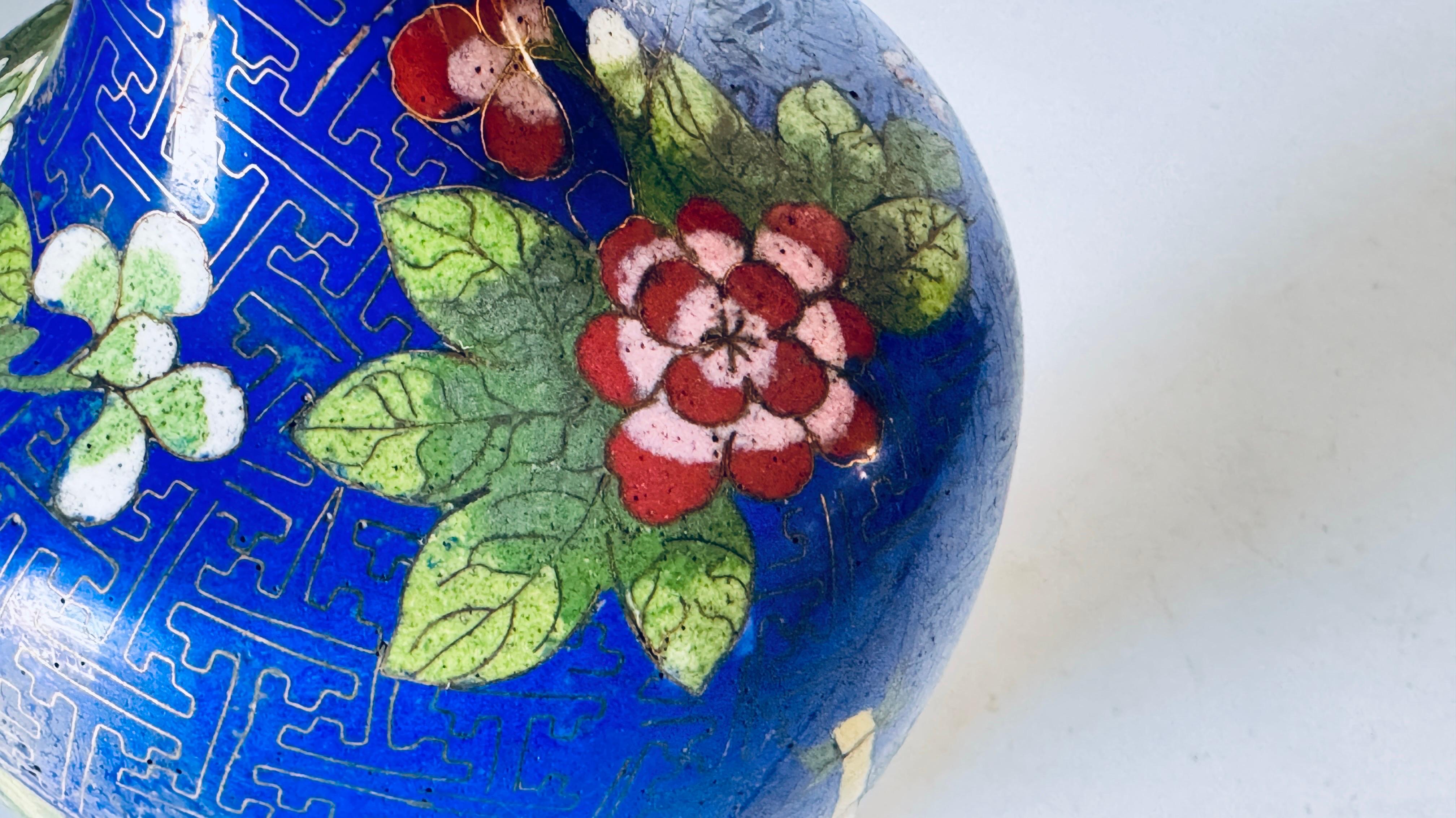 Chinesische Cloisonné-Tischlampe des frühen 20. Jahrhunderts, florale Motive, Messing-Akzente (Chinesischer Export) im Angebot