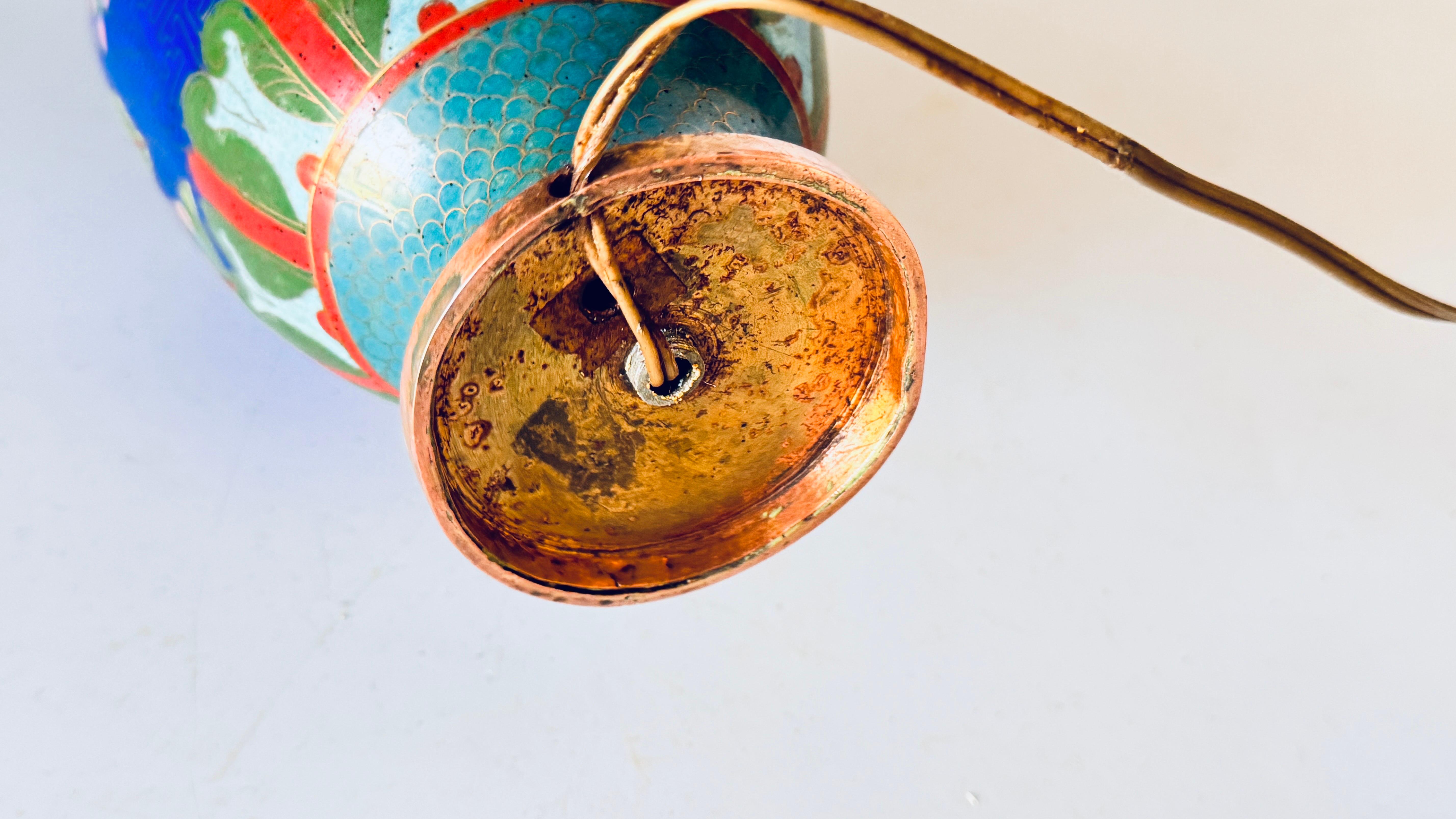 Chinesische Cloisonné-Tischlampe des frühen 20. Jahrhunderts, florale Motive, Messing-Akzente (Emailliert) im Angebot