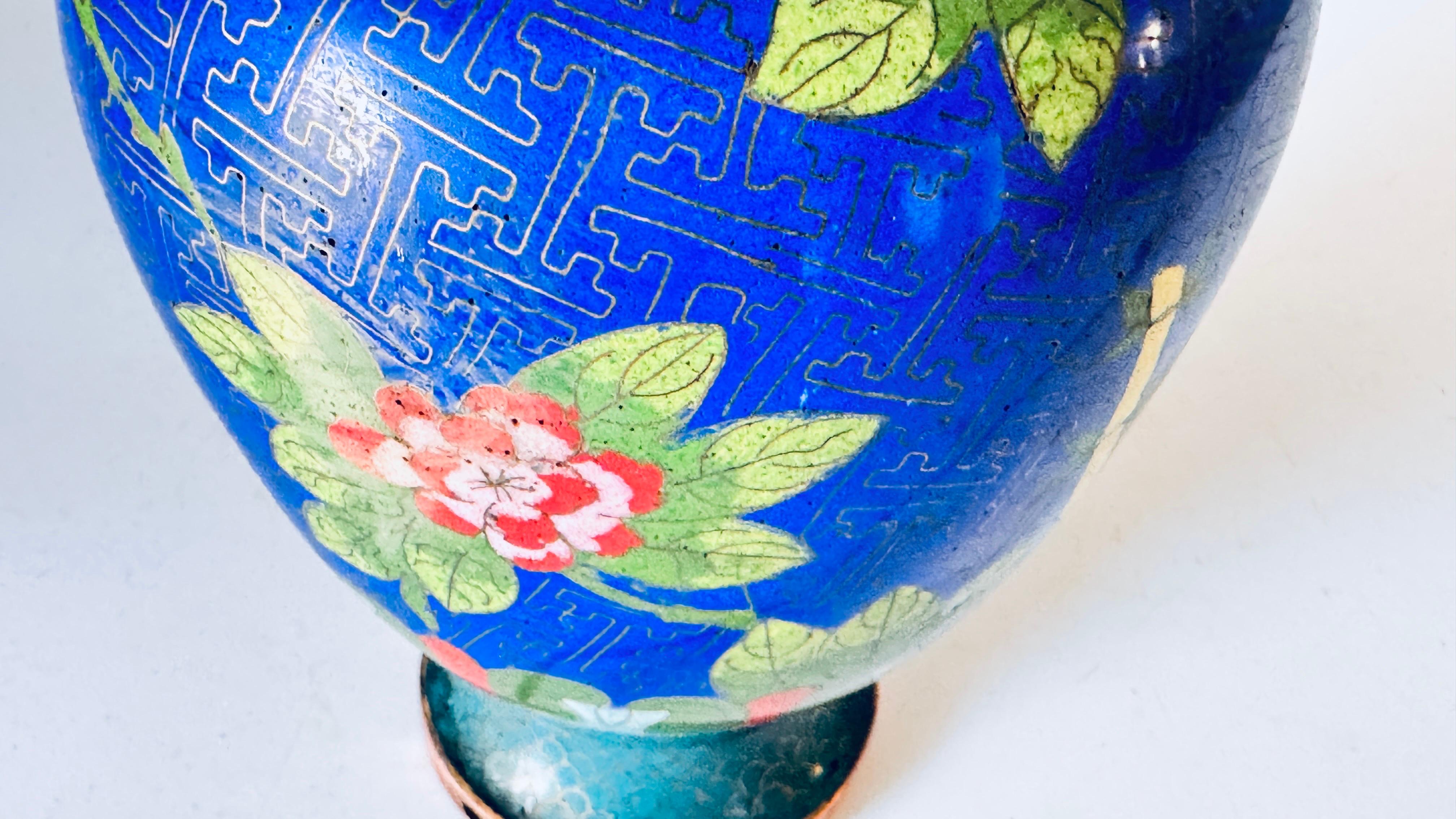 Chinesische Cloisonné-Tischlampe des frühen 20. Jahrhunderts, florale Motive, Messing-Akzente im Zustand „Gut“ im Angebot in Auribeau sur Siagne, FR