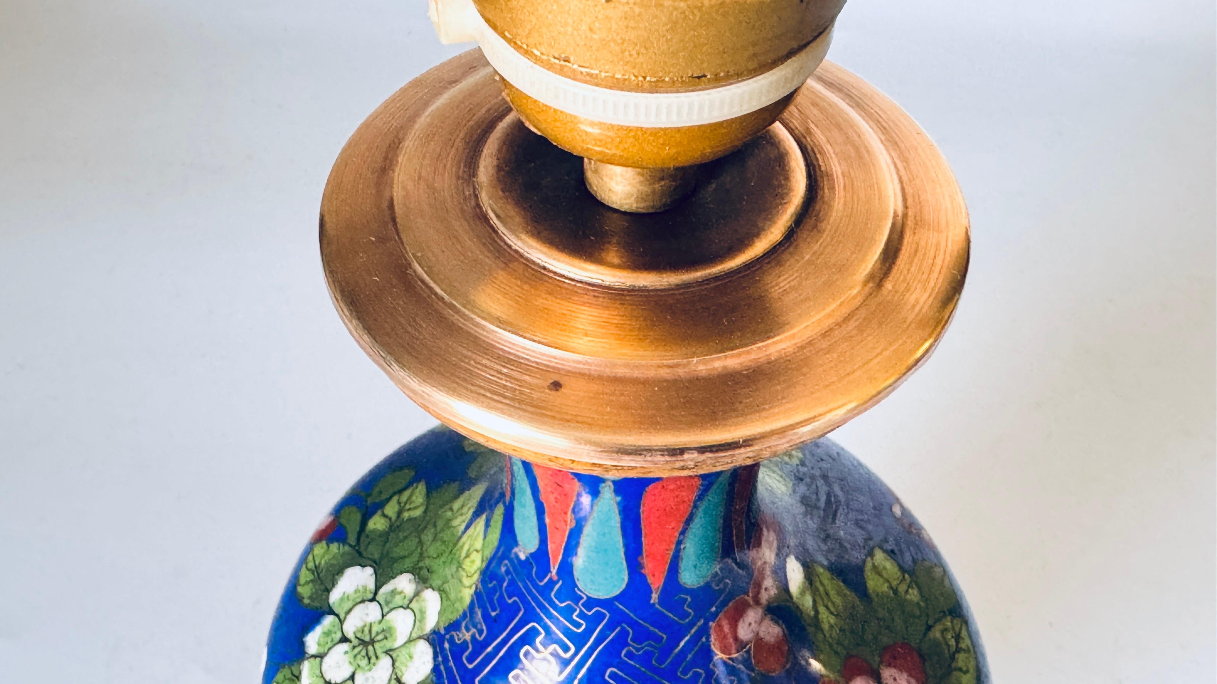 Chinesische Cloisonné-Tischlampe des frühen 20. Jahrhunderts, florale Motive, Messing-Akzente im Angebot 1