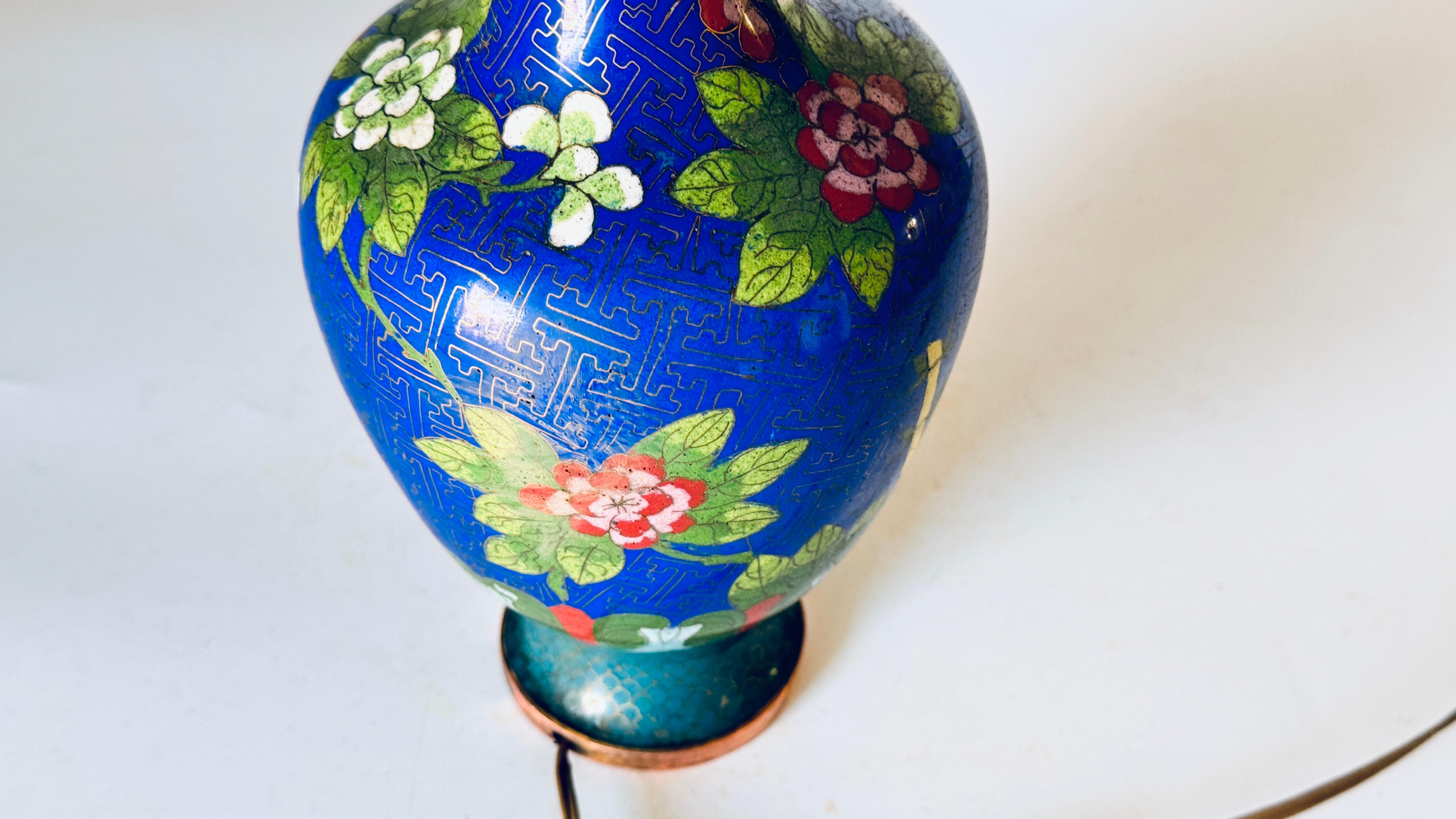 Chinesische Cloisonné-Tischlampe des frühen 20. Jahrhunderts, florale Motive, Messing-Akzente im Angebot 2