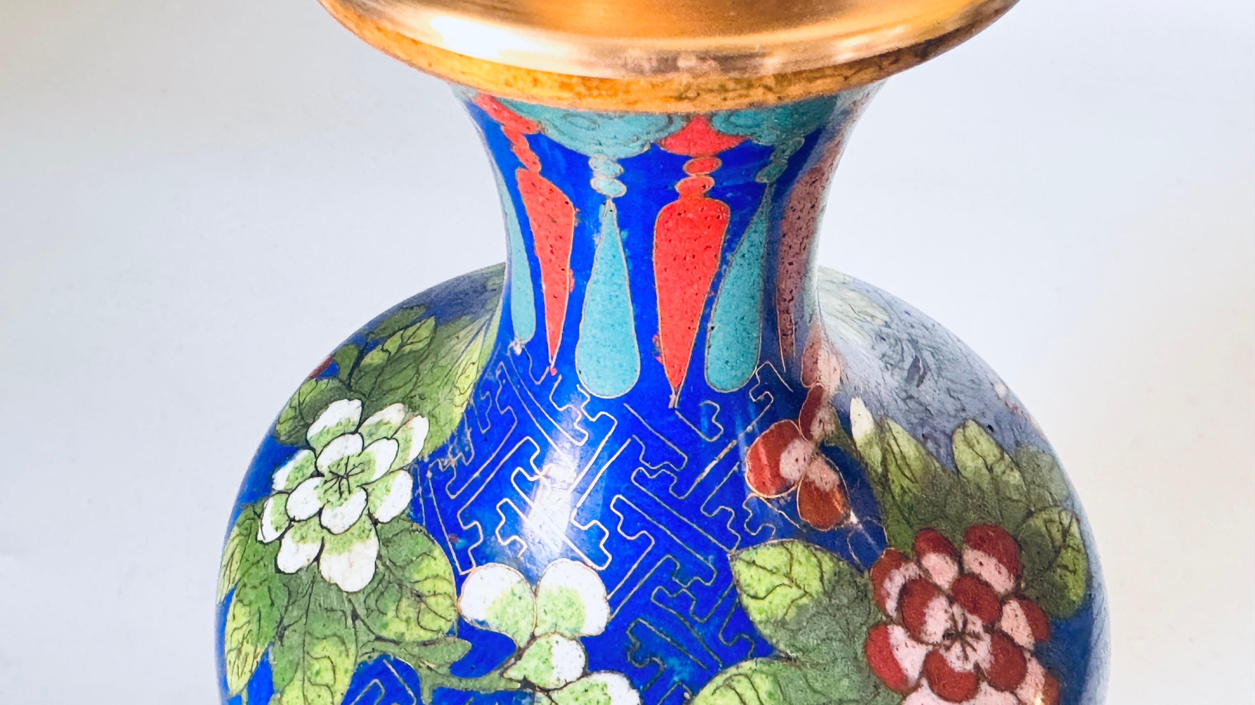 Chinesische Cloisonné-Tischlampe des frühen 20. Jahrhunderts, florale Motive, Messing-Akzente im Angebot 3
