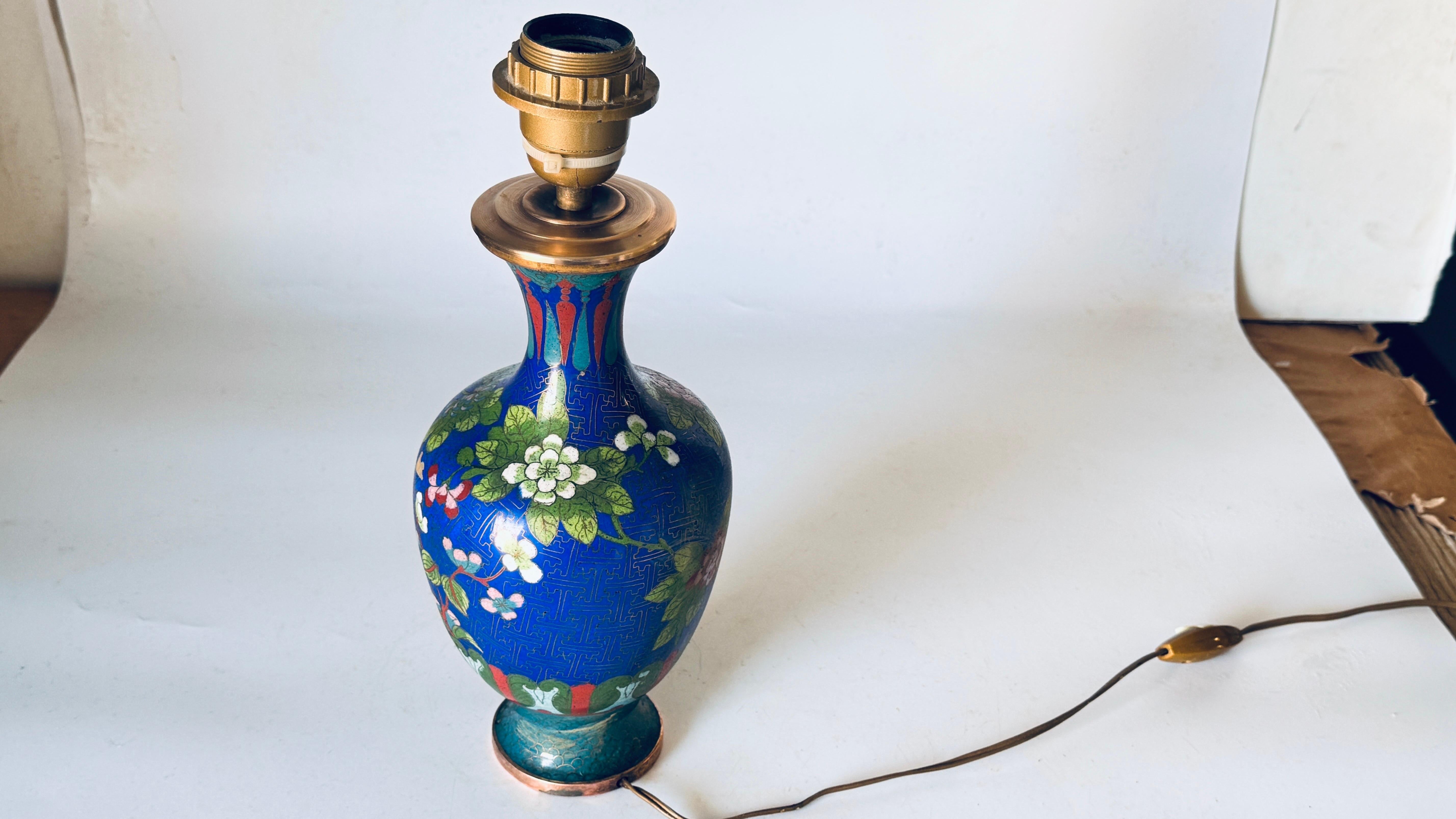 Chinesische Cloisonné-Tischlampe des frühen 20. Jahrhunderts, florale Motive, Messing-Akzente im Angebot 4