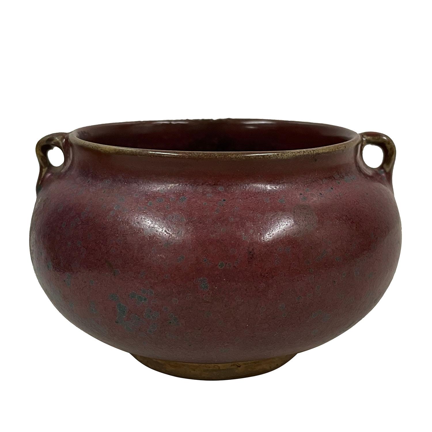 Guarda questo magnifico vaso in porcellana cinese Cow-pea Red del XX secolo. È stato realizzato a mano tra il 1850 e il 1900 in un forno civile. Il colore è il rosso del pisello di mucca, molto famoso tra i cinesi. Guarda le foto, è in condizioni