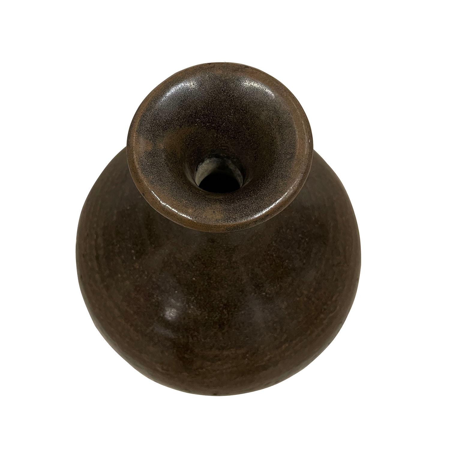Early 20th Century Chinese Dark Brown Glaze Pottery Urn/Vase In Good Condition For Sale In Pomona, CA