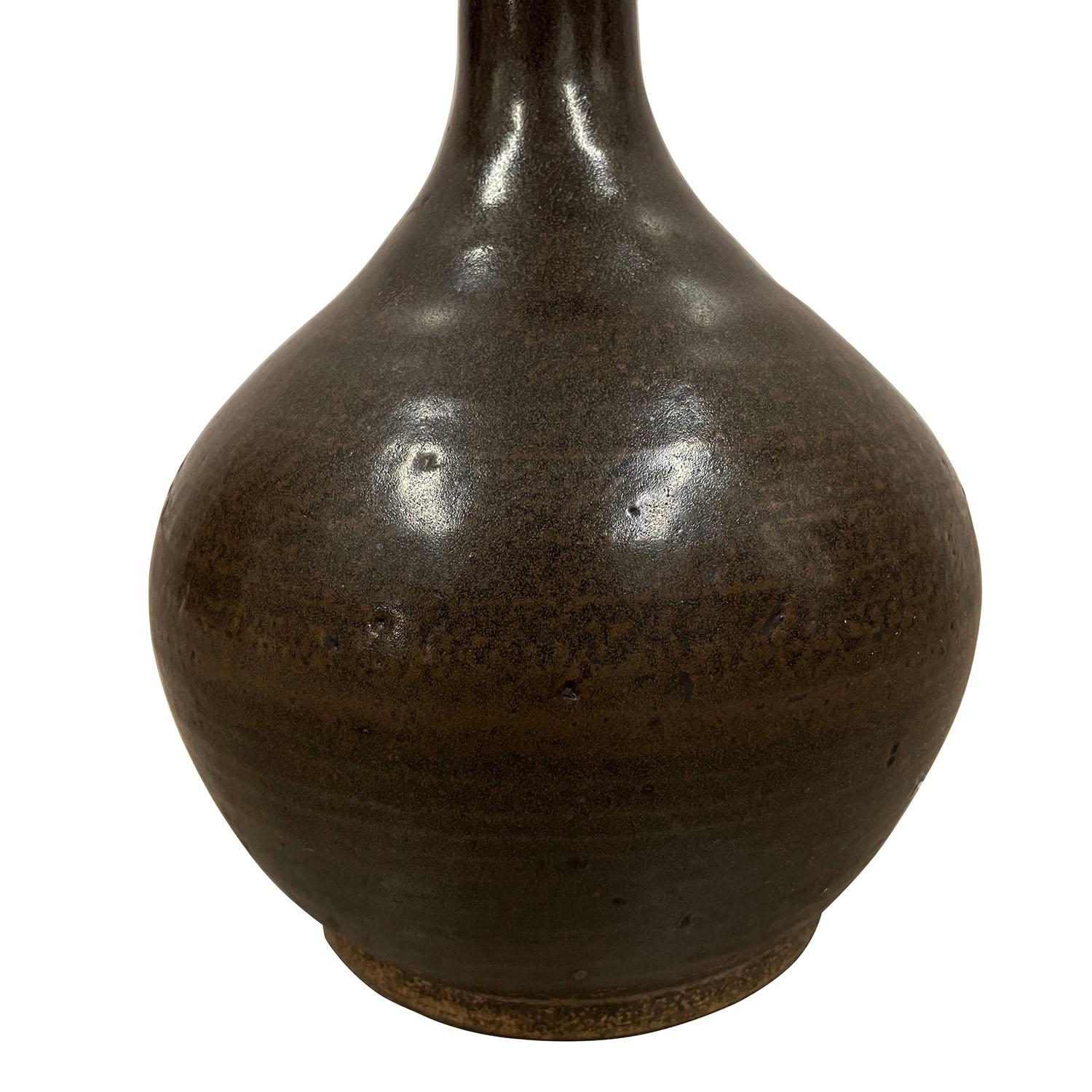Early 20th Century Chinese Dark Brown Glaze Pottery Urn/Vase For Sale 1