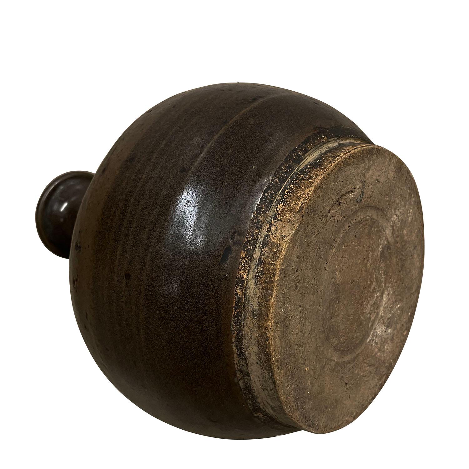 Early 20th Century Chinese Dark Brown Glaze Pottery Urn/Vase For Sale 2
