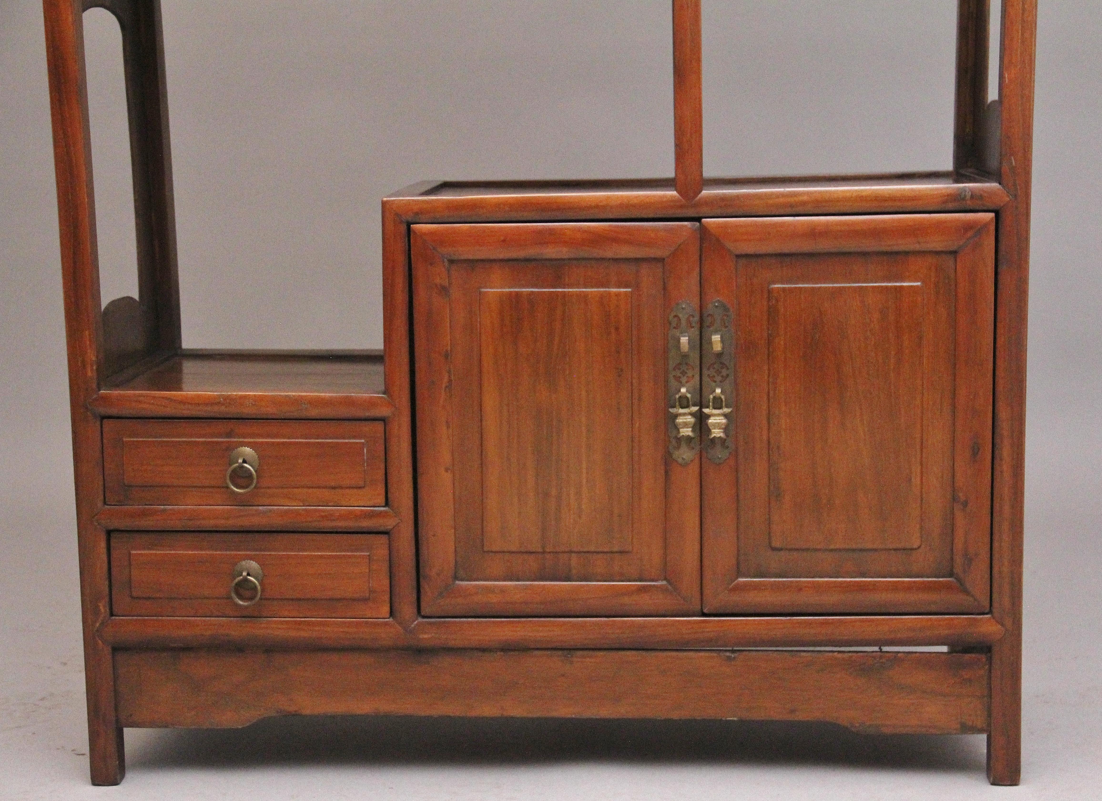 Vitrine chinoise du début du 20e siècle Bon état - En vente à Martlesham, GB