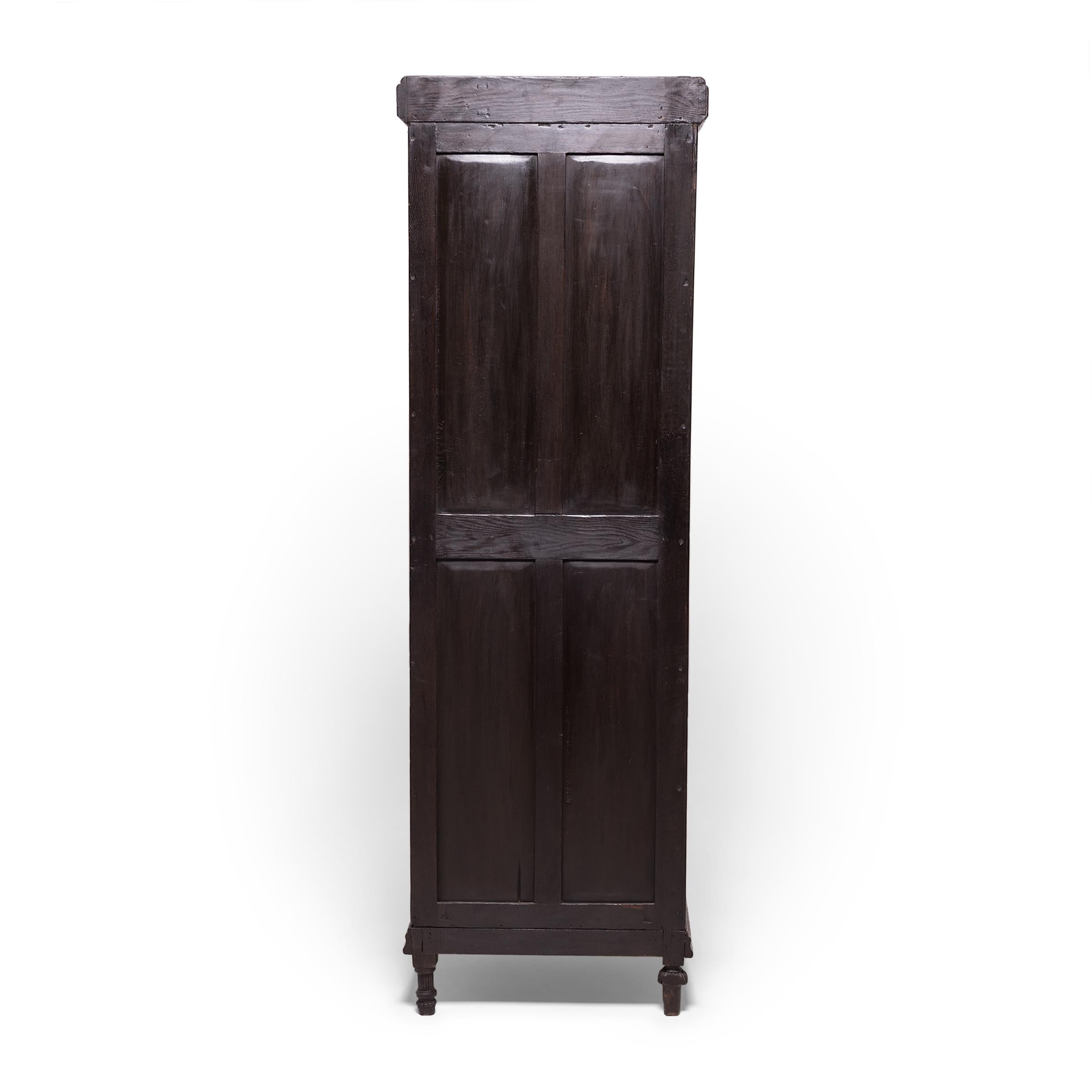 Early 20th Century Chinese Display Cabinet In Good Condition In Chicago, IL