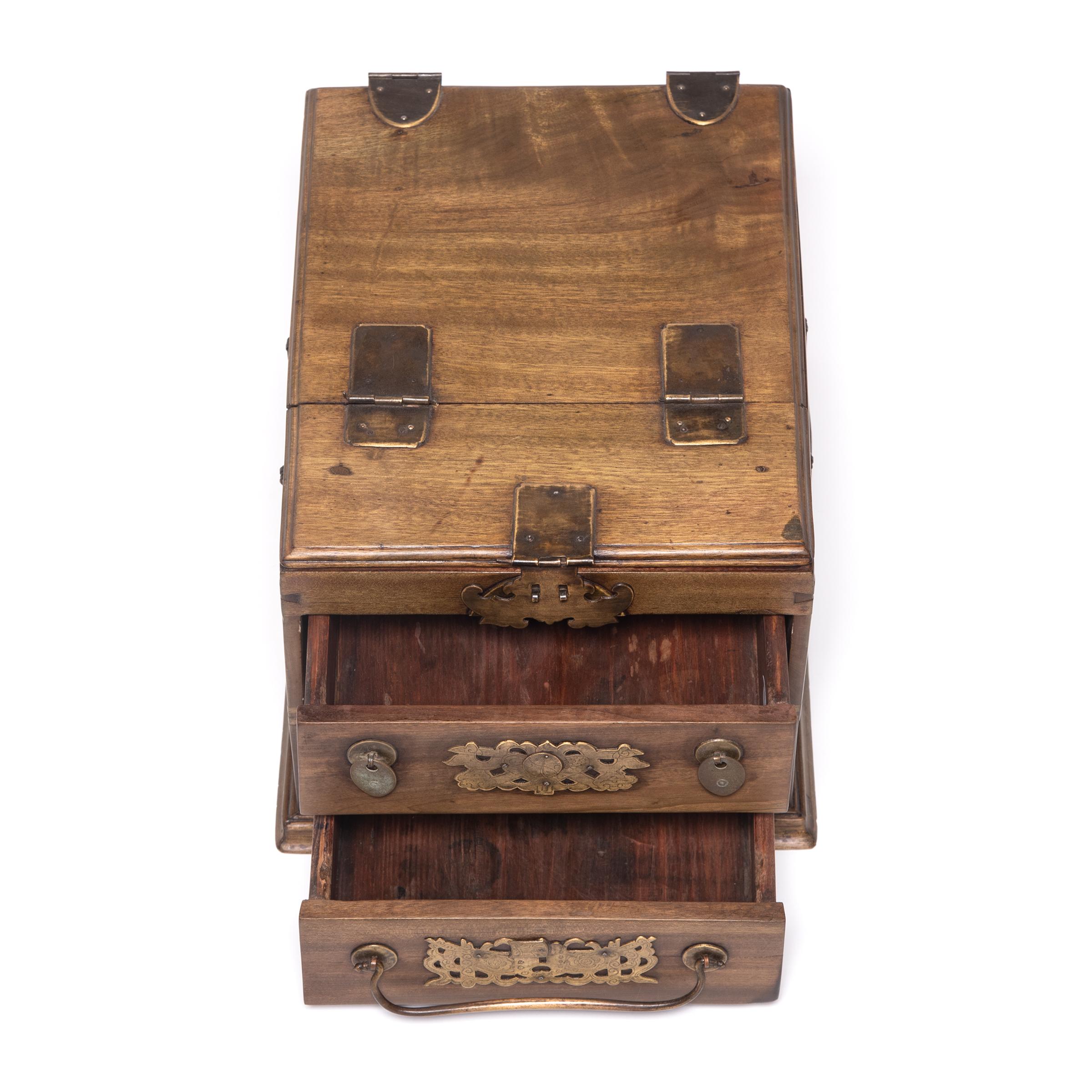 Early 20th Century Chinese Double Bat Jewelry Chest In Good Condition In Chicago, IL