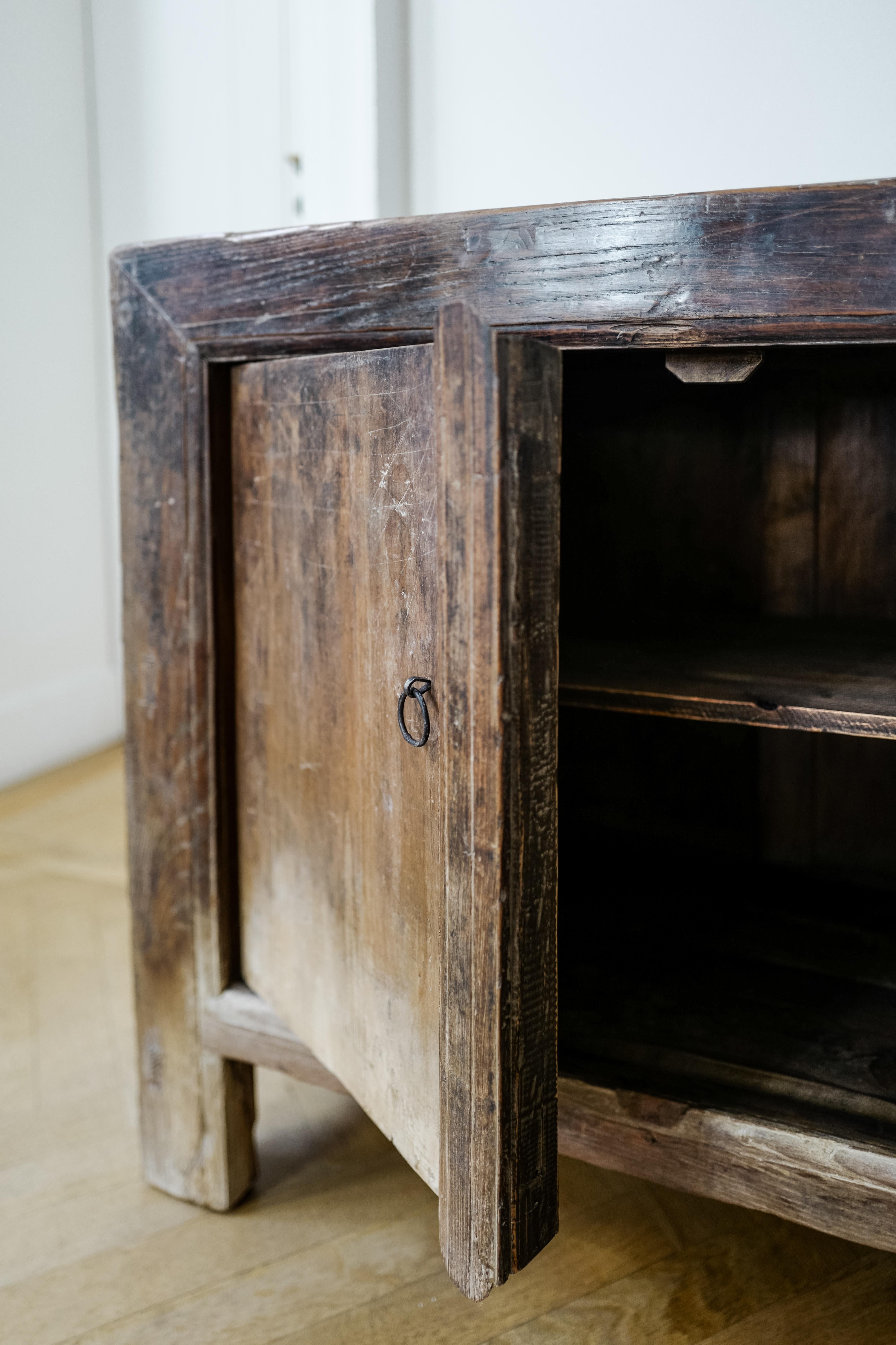Credenza in legno di olmo cinese dei primi del Novecento con una patina straordinaria In condizioni buone in vendita a Milano, IT