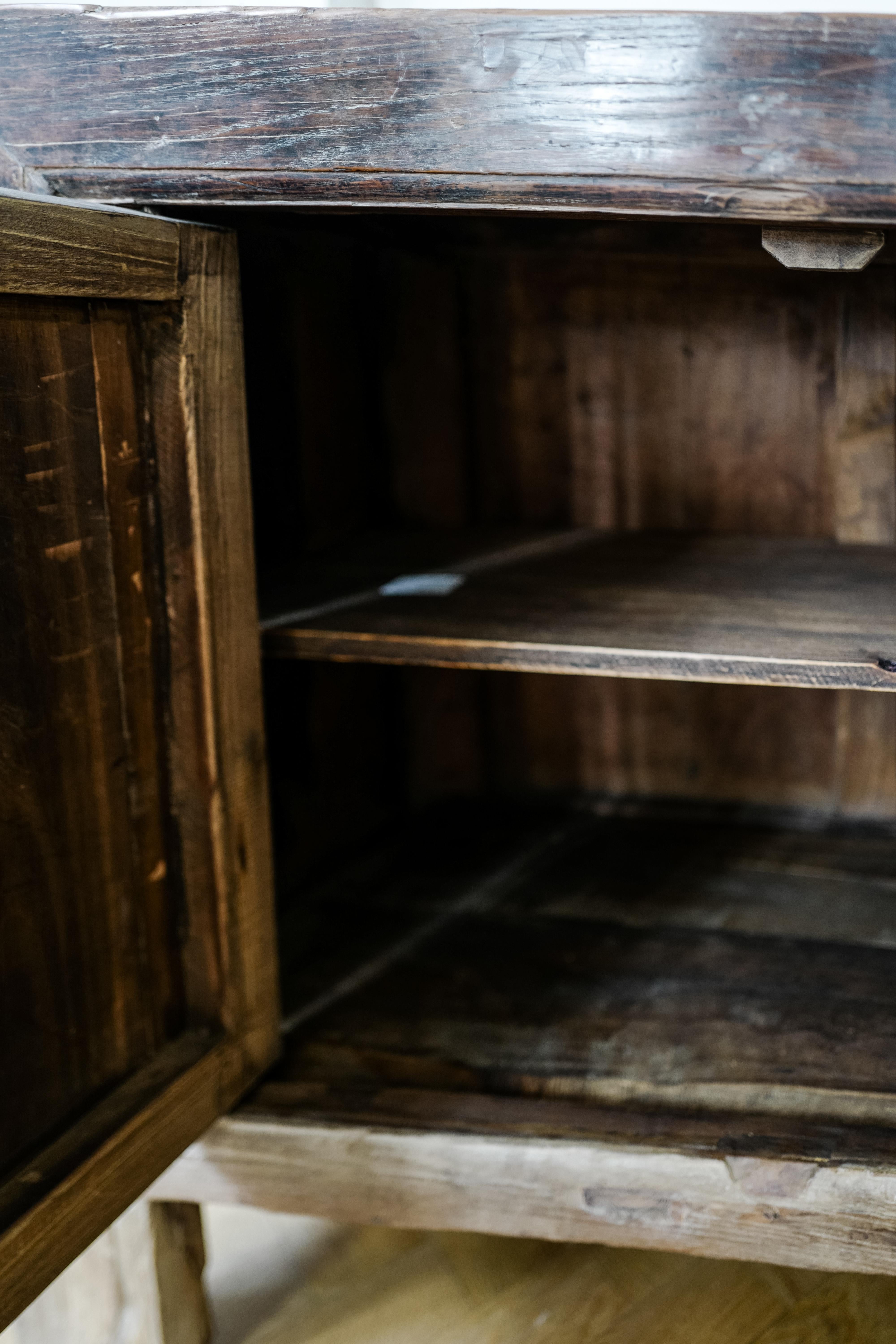 XX secolo Credenza in legno di olmo cinese dei primi del Novecento con una patina straordinaria in vendita