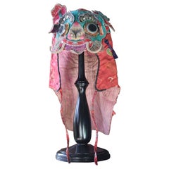 Chinesisches Kopfkleid mit gesticktem Drachenhut aus dem frühen 20.