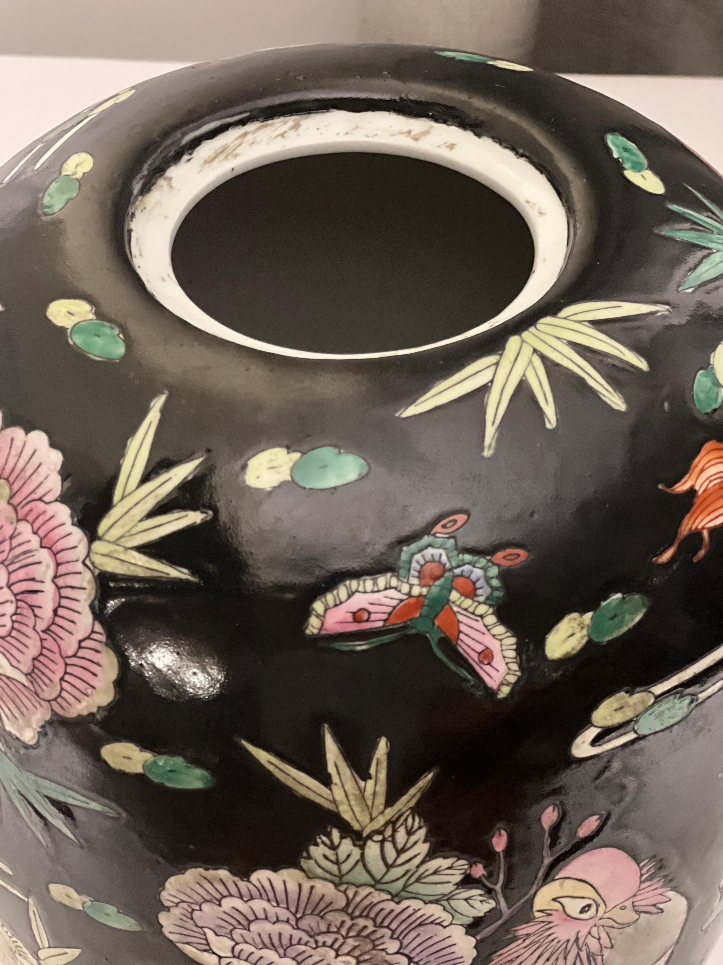 Early 20th Century Chinese Famille Noire Porcelain Ovoid Ginger Jar with Lid For Sale 3