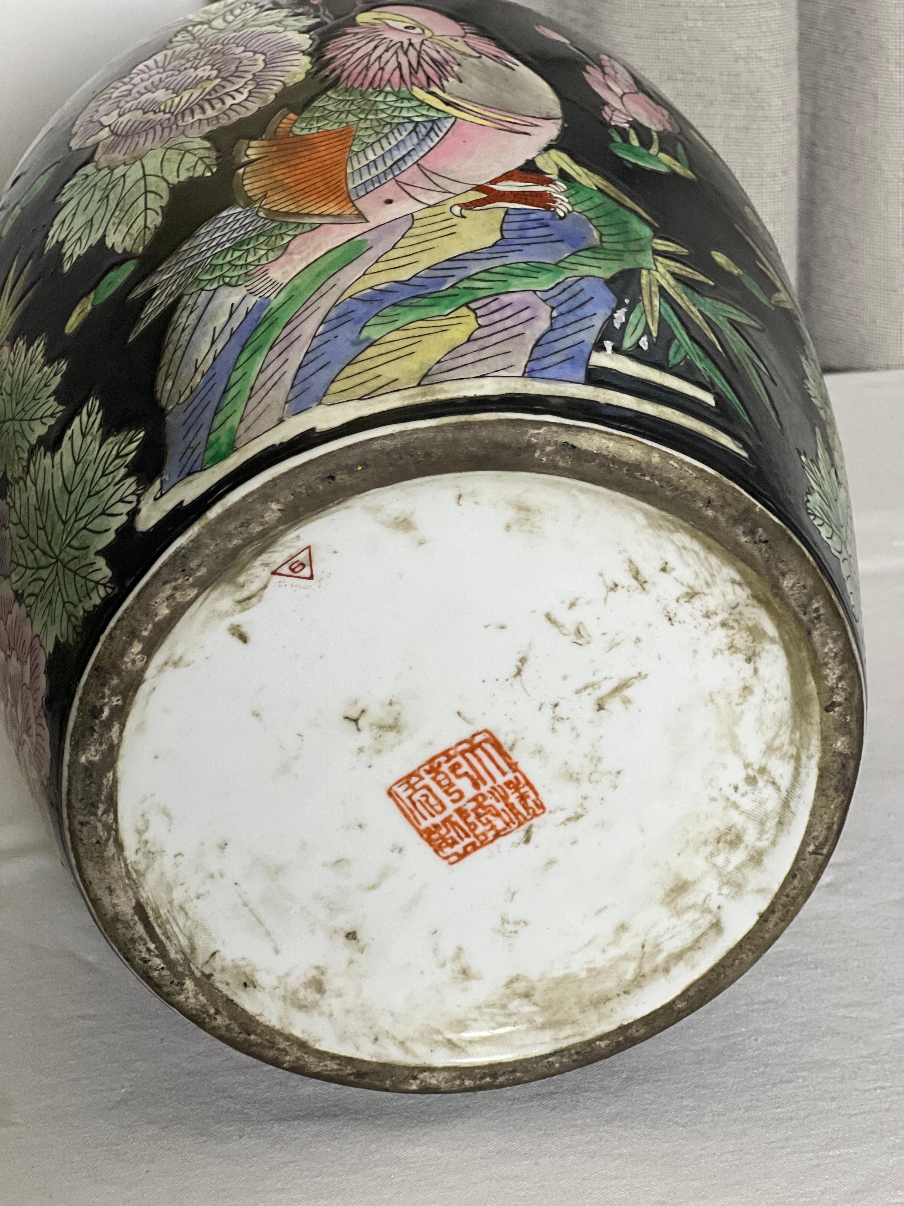 Chinesisches eiförmiges Famille Noire-Porzellangefäß mit Deckel aus dem frühen 20. Jahrhundert im Angebot 7