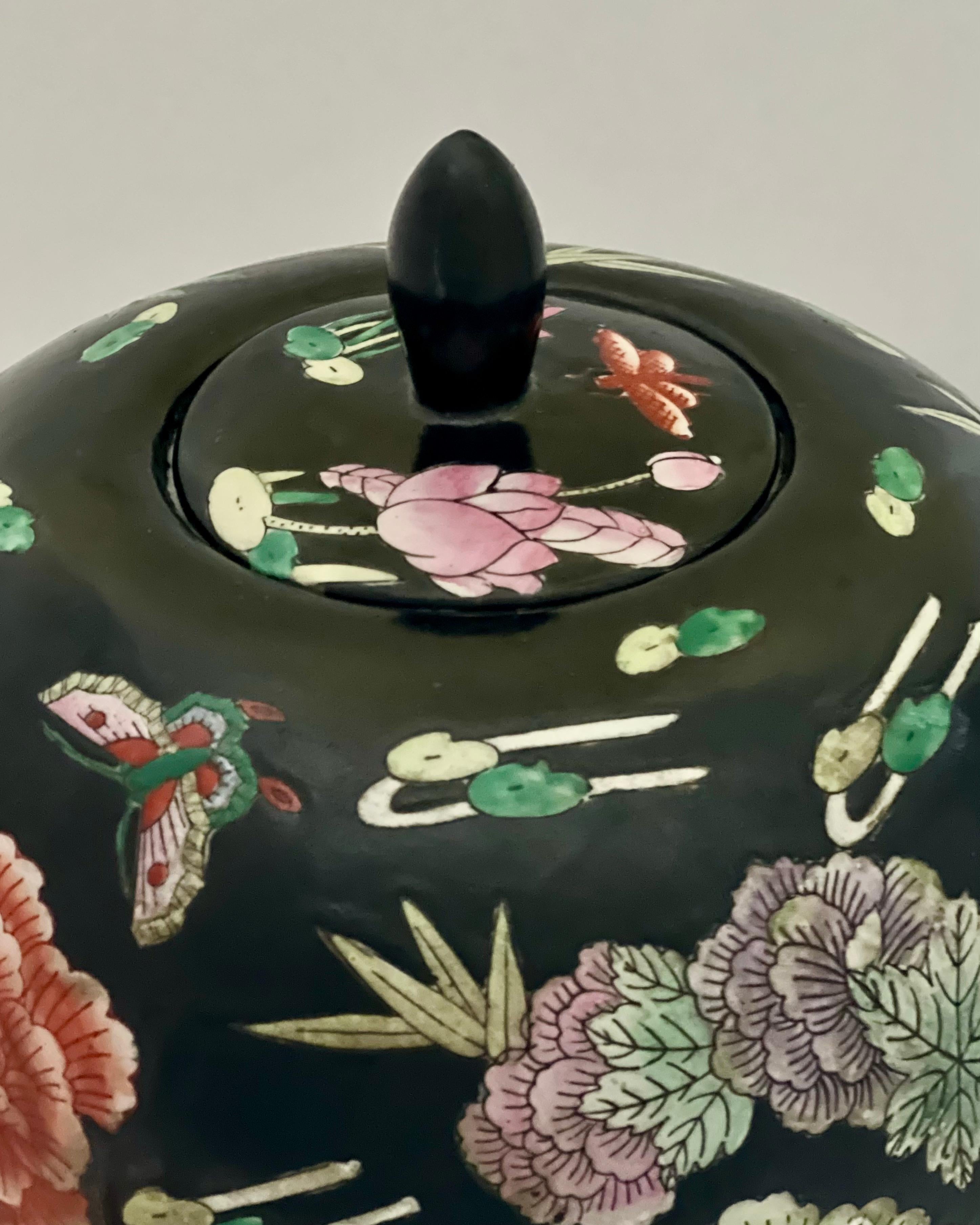 Chinesisches eiförmiges Famille Noire-Porzellangefäß mit Deckel aus dem frühen 20. Jahrhundert im Angebot 3
