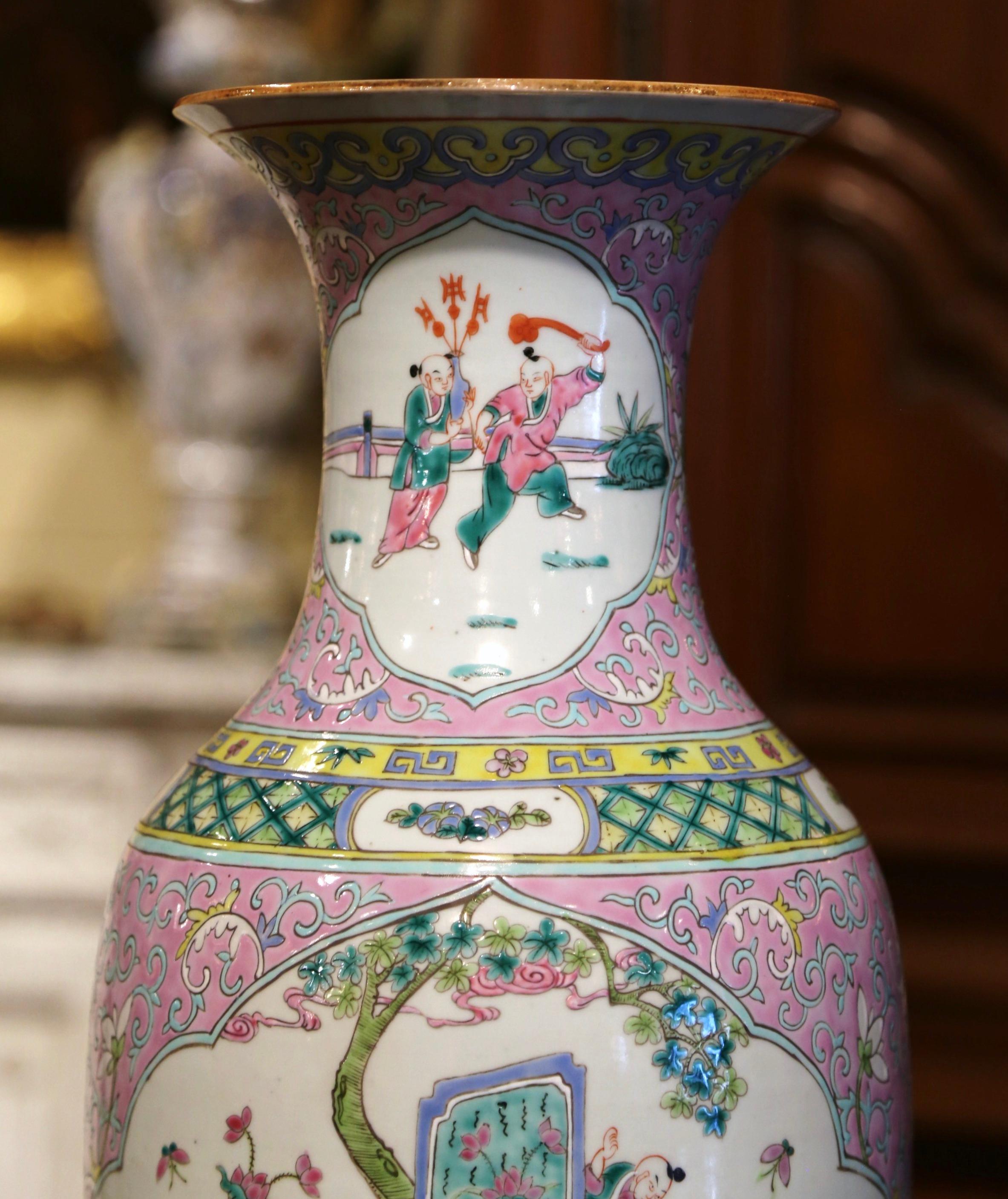 Chinesische Famille-Rose-Porzellanvase, handbemalt, Anfang des 20. Jahrhunderts (Chinesischer Export) im Angebot