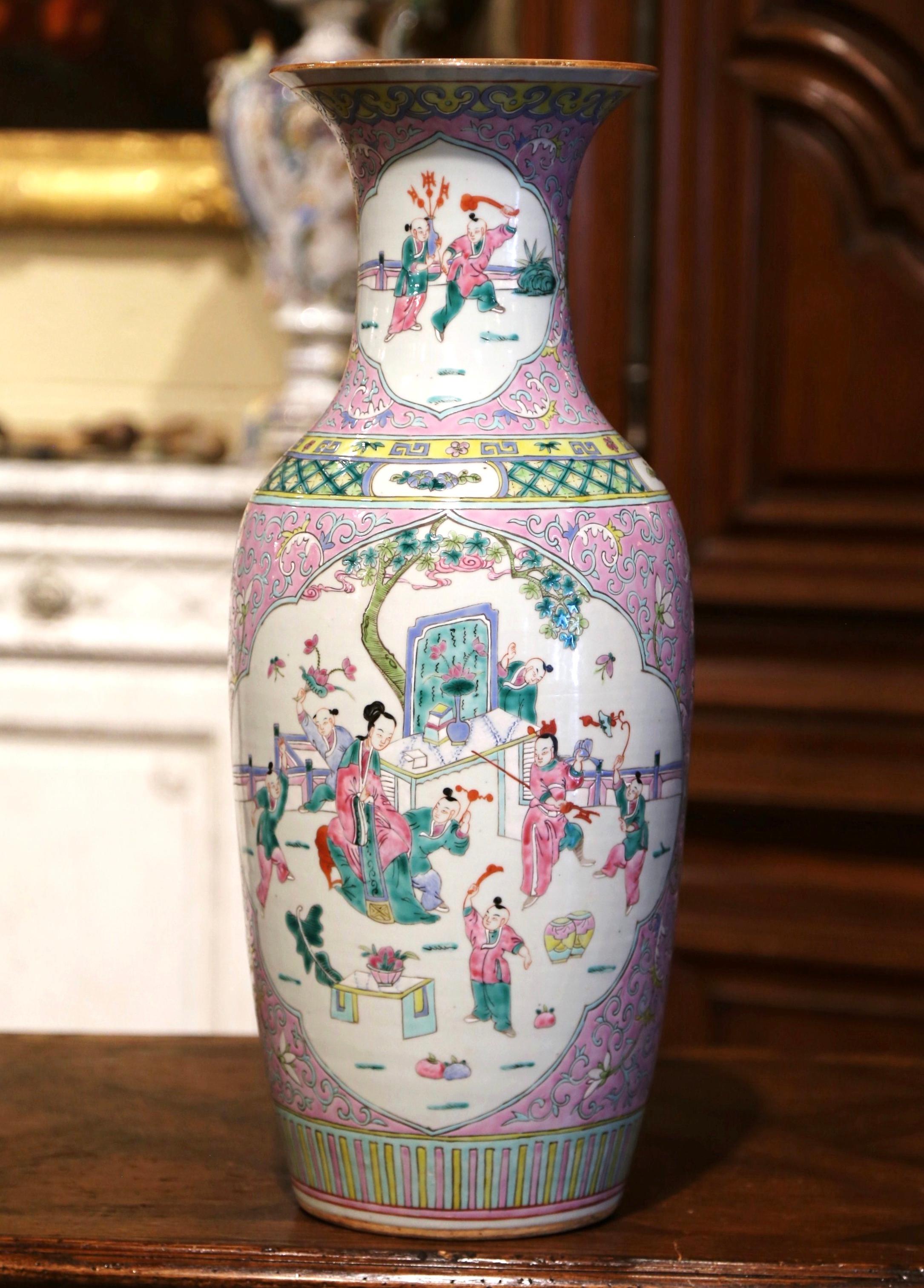 Chinesische Famille-Rose-Porzellanvase, handbemalt, Anfang des 20. Jahrhunderts (Handgefertigt) im Angebot