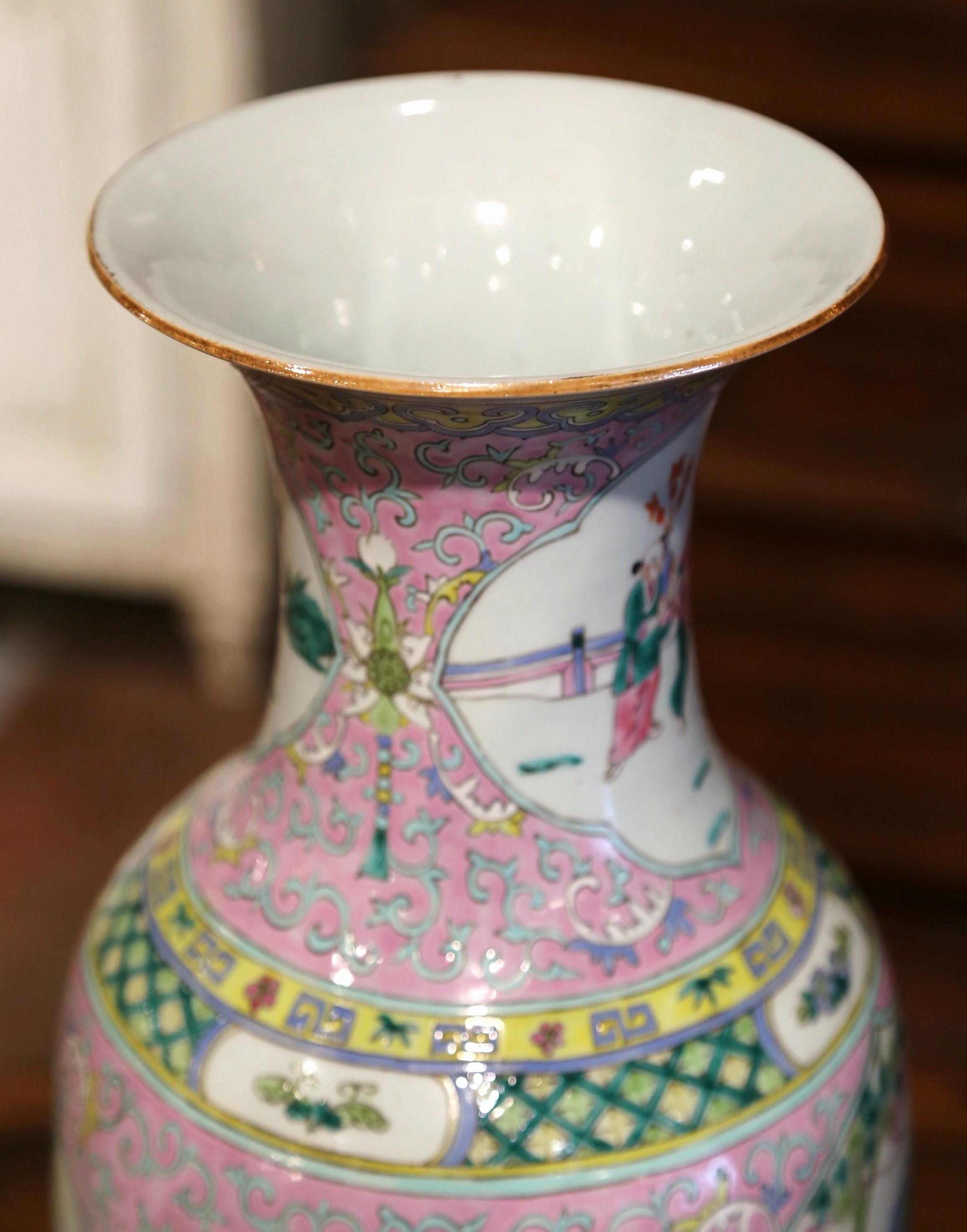 Early 20th Century Chinese Famille Rose Hand Painted Porcelain Vase In Excellent Condition For Sale In Dallas, TX