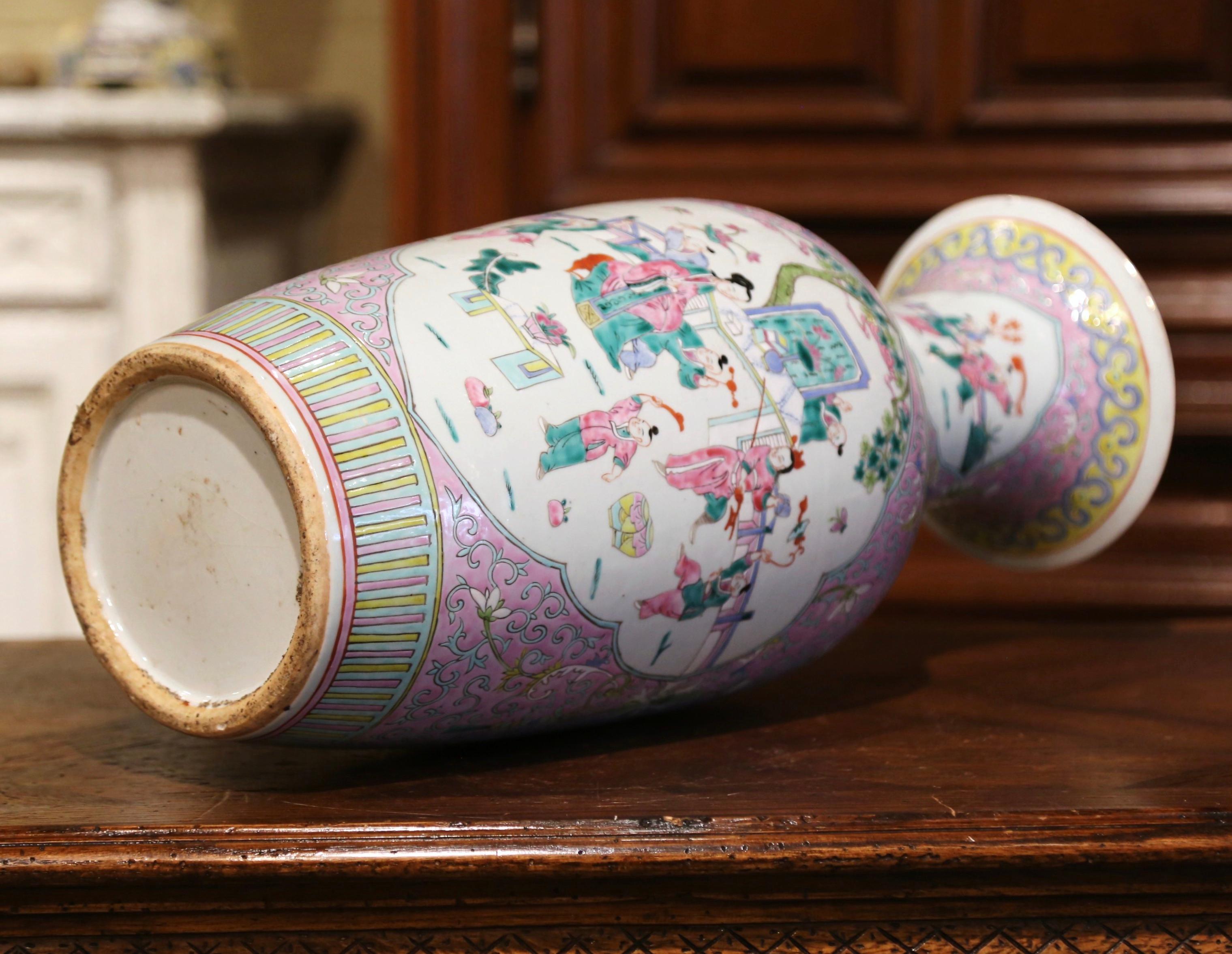 Early 20th Century Chinese Famille Rose Hand Painted Porcelain Vase For Sale 1