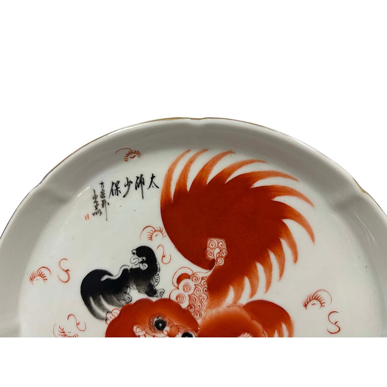 Plateau à thé antique chinois bien conservé, né en Chine vers les années 1900, cette belle assiette/plateau à thé en porcelaine de la famille rose est un très bon objet de collection sur votre étagère.  Il y a 5 foo dogs et une marque de signature