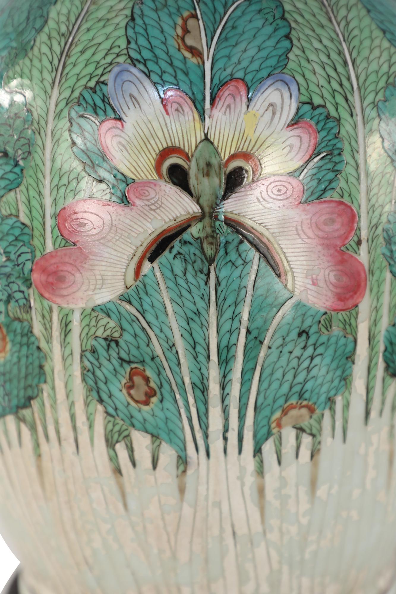 Chinesische grüne botanische Tischlampe auf Holzsockel, frühes 20. Jahrhundert (Keramik) im Angebot