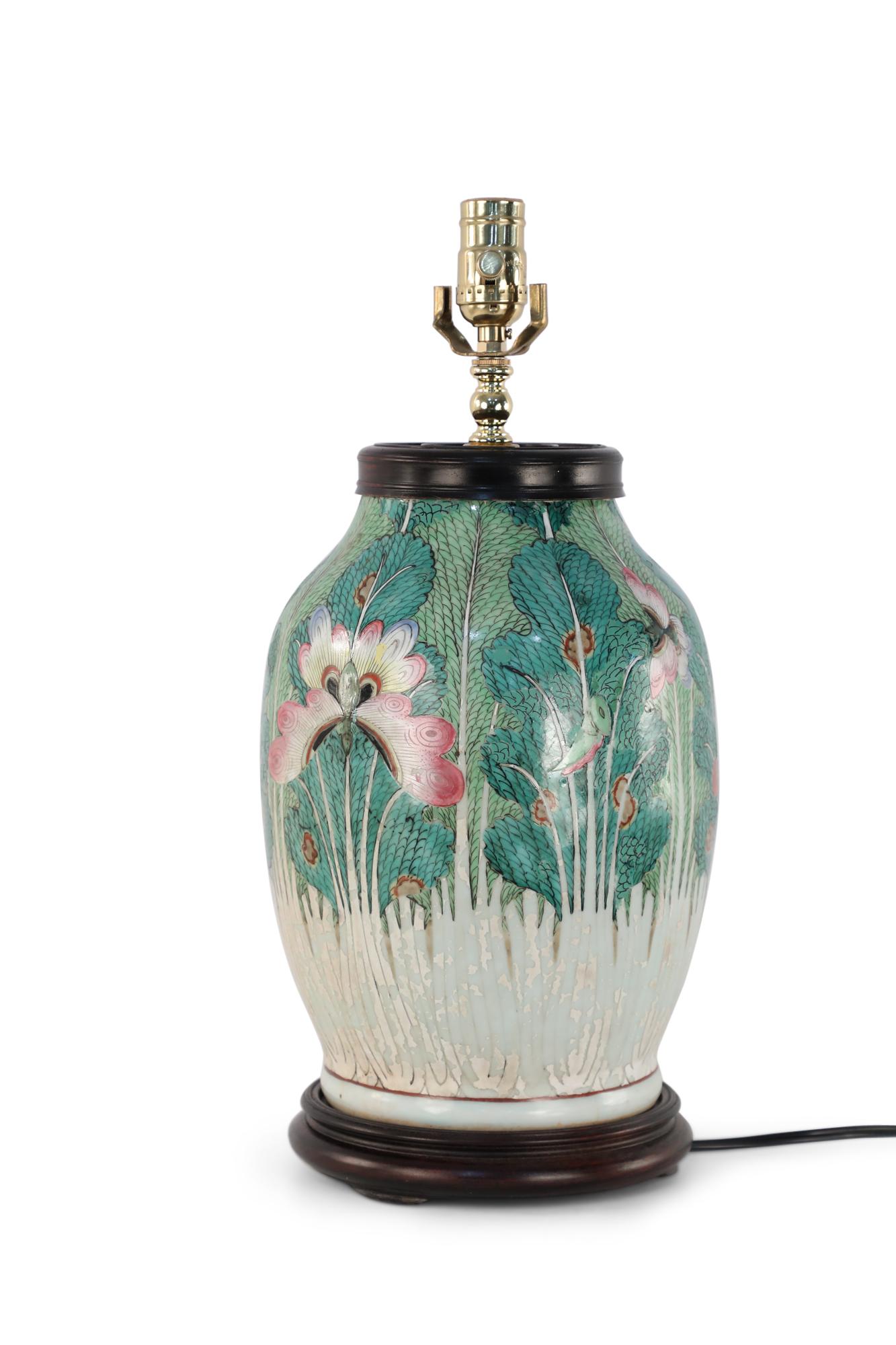 Chinesische grüne botanische Tischlampe auf Holzsockel, frühes 20. Jahrhundert im Angebot 2