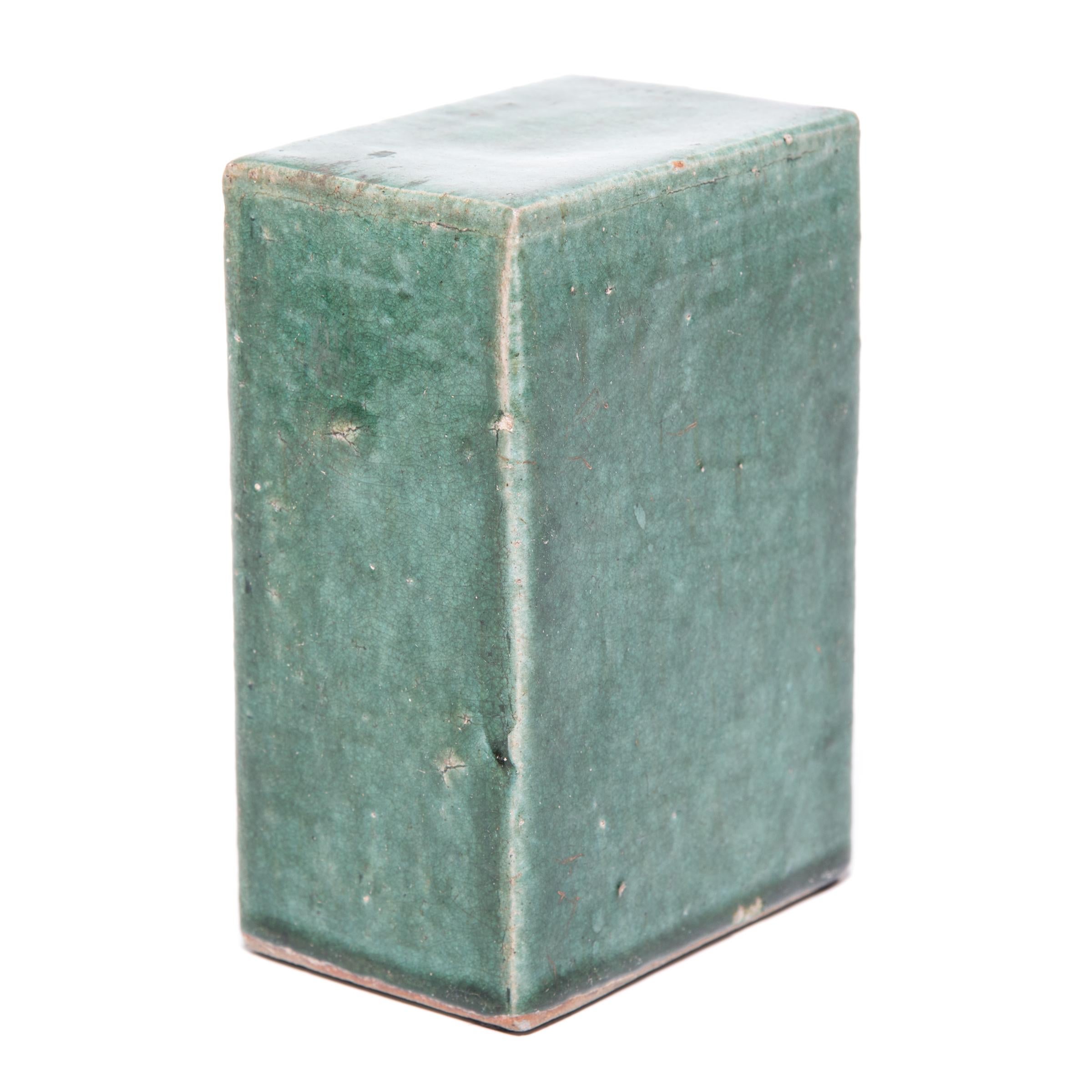Early 20th Century Chinese Green Glazed Ceramic Headrest In Good Condition In Chicago, IL