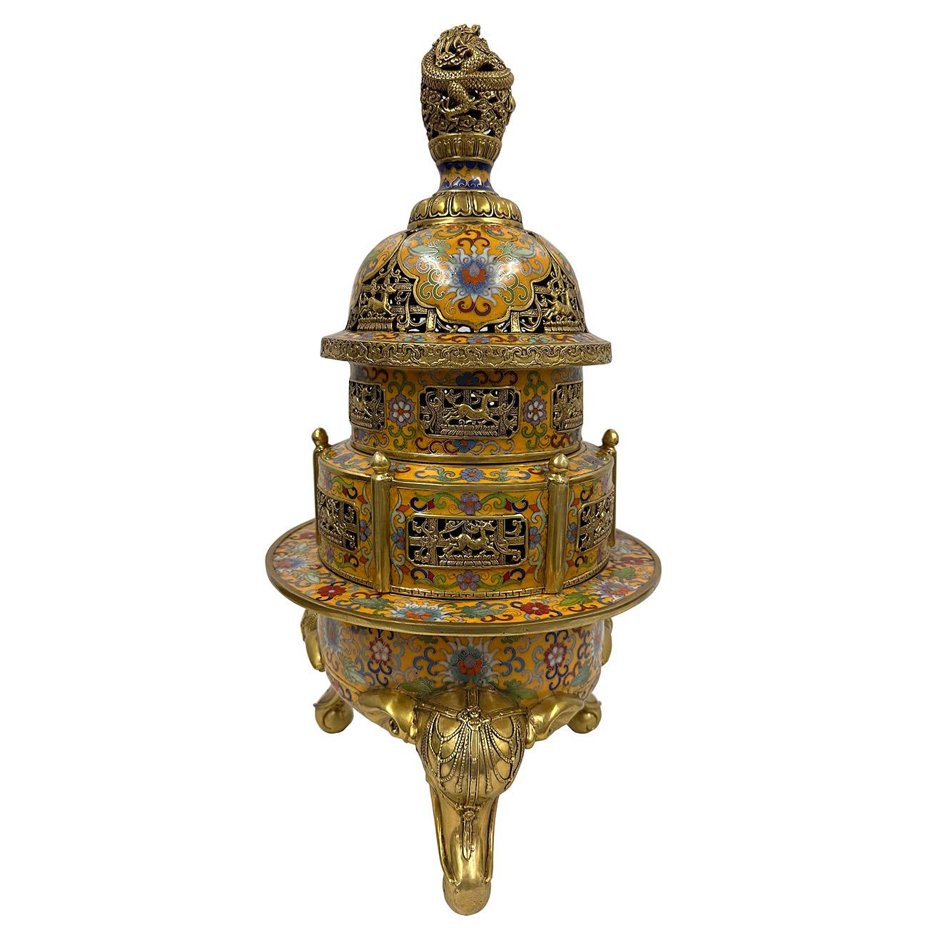 Questo magnifico, squisito e raro bruciaincenso cinese di Cloisonne di grandi dimensioni ha un drago dorato sulla parte superiore del coperchio e tre piedi di elefante dorati. Si tratta di un'opera d'arte maestosamente realizzata a mano e di qualità