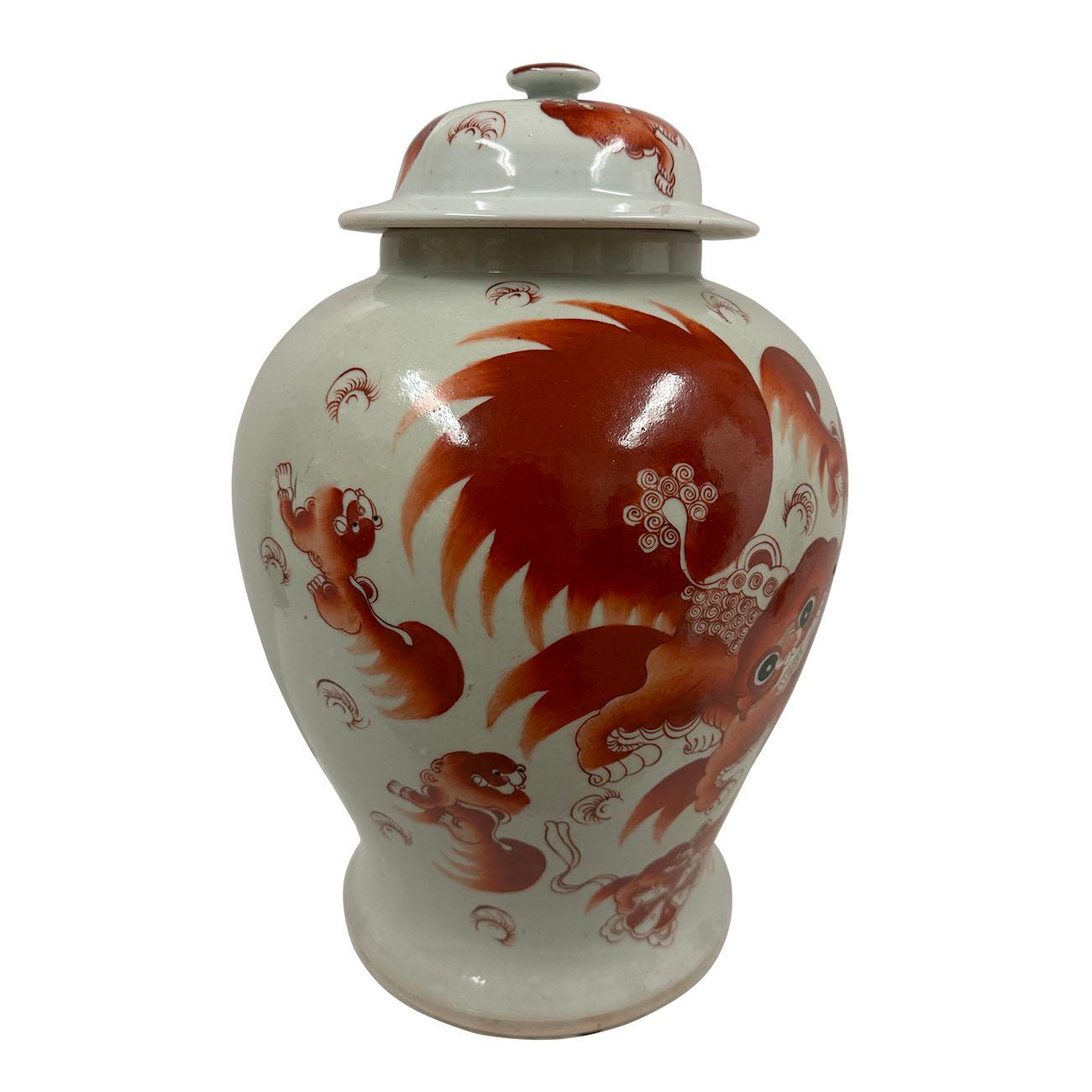 Ce magnifique pot à gingembre ancien en porcelaine de la famille rose chinoise a été réalisé et peint à la main à partir de la célèbre porcelaine de la famille rose chinoise. Le pot et le couvercle sont ornés de magnifiques chiens foo peints à la