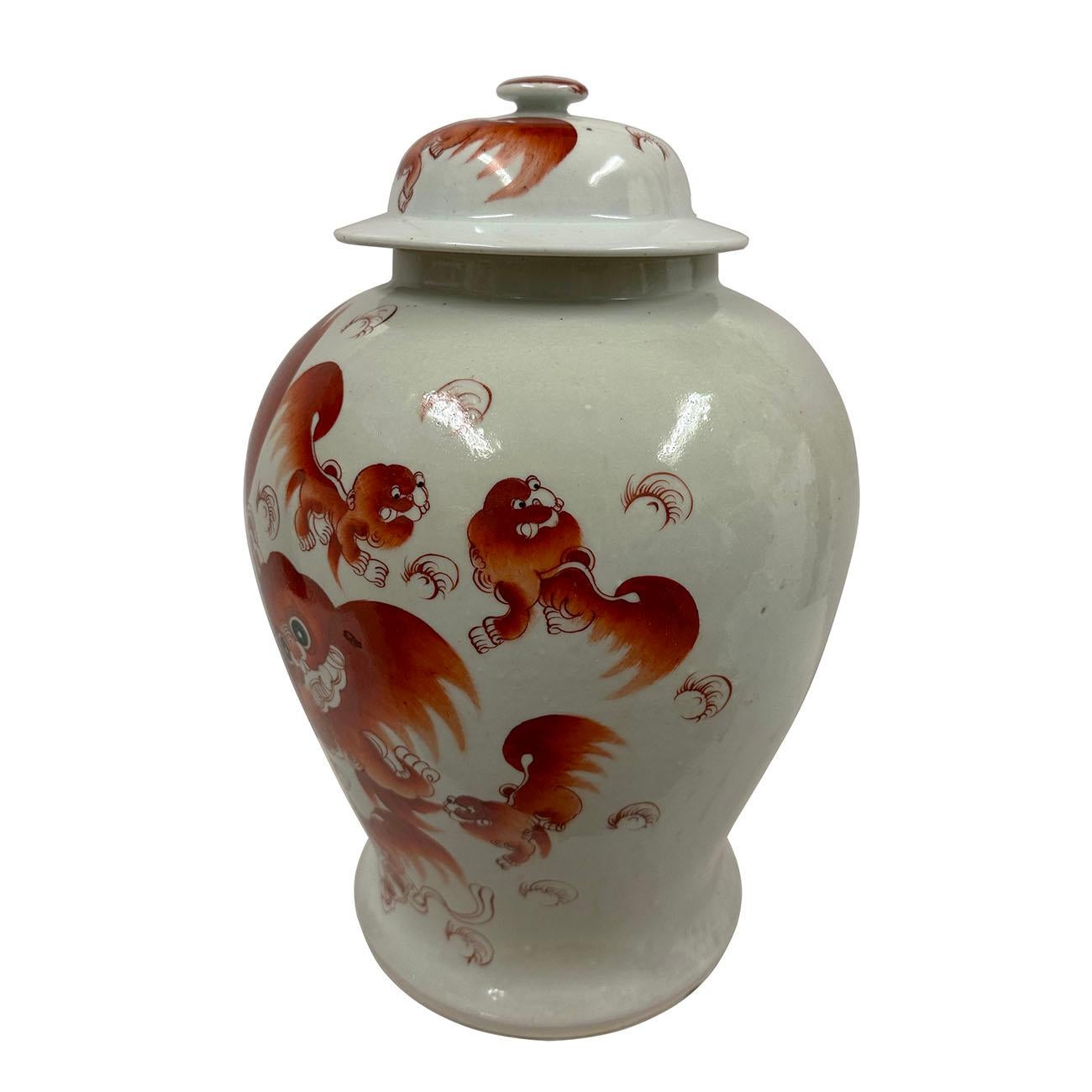 Peint à la main Pot à gingembre chinois FooDog peint à la main du début du 20e siècle en vente
