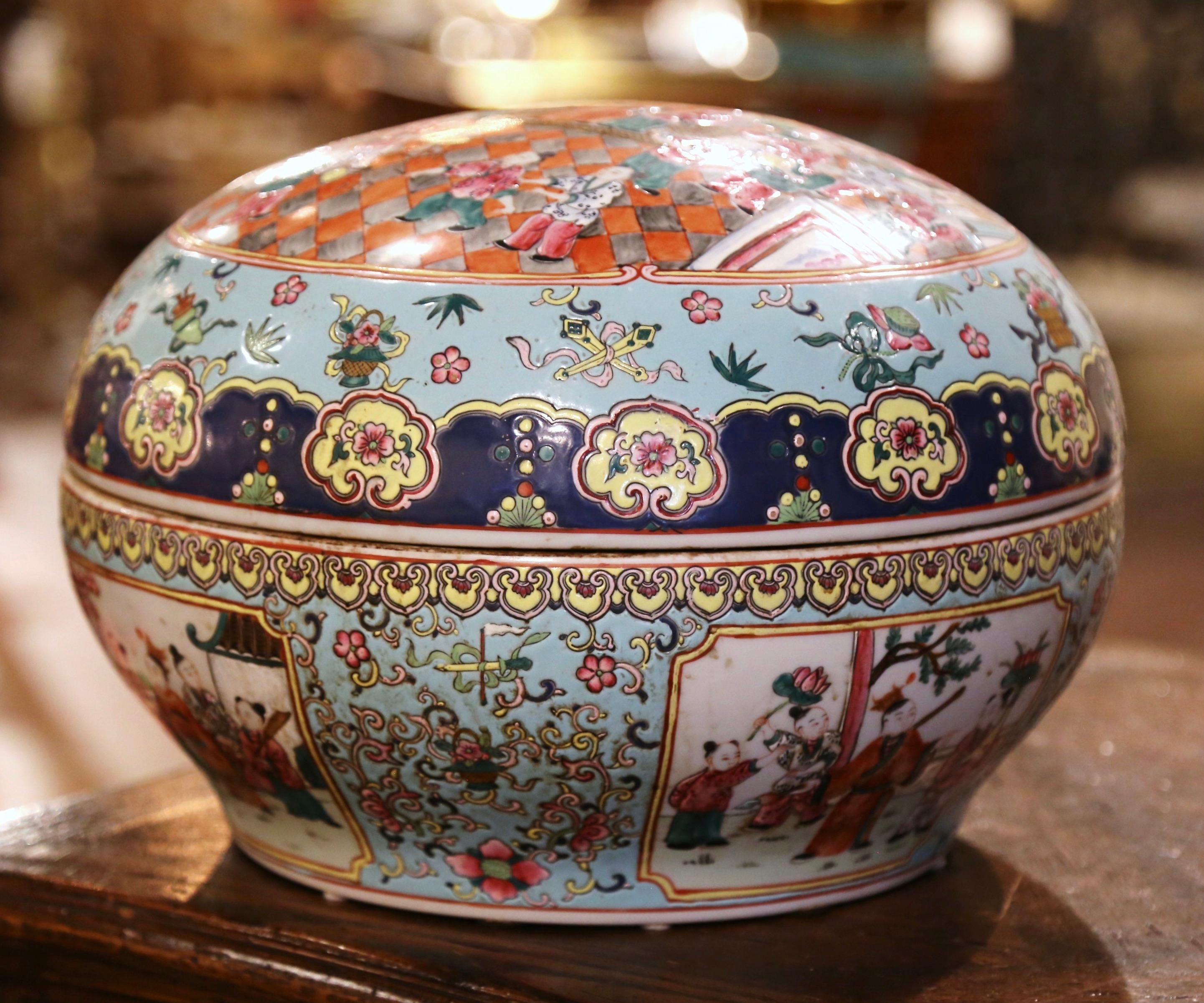 Hand-Painted Early 20th Century Chinese Hand Painted Porcelain Guangxu Box For Sale