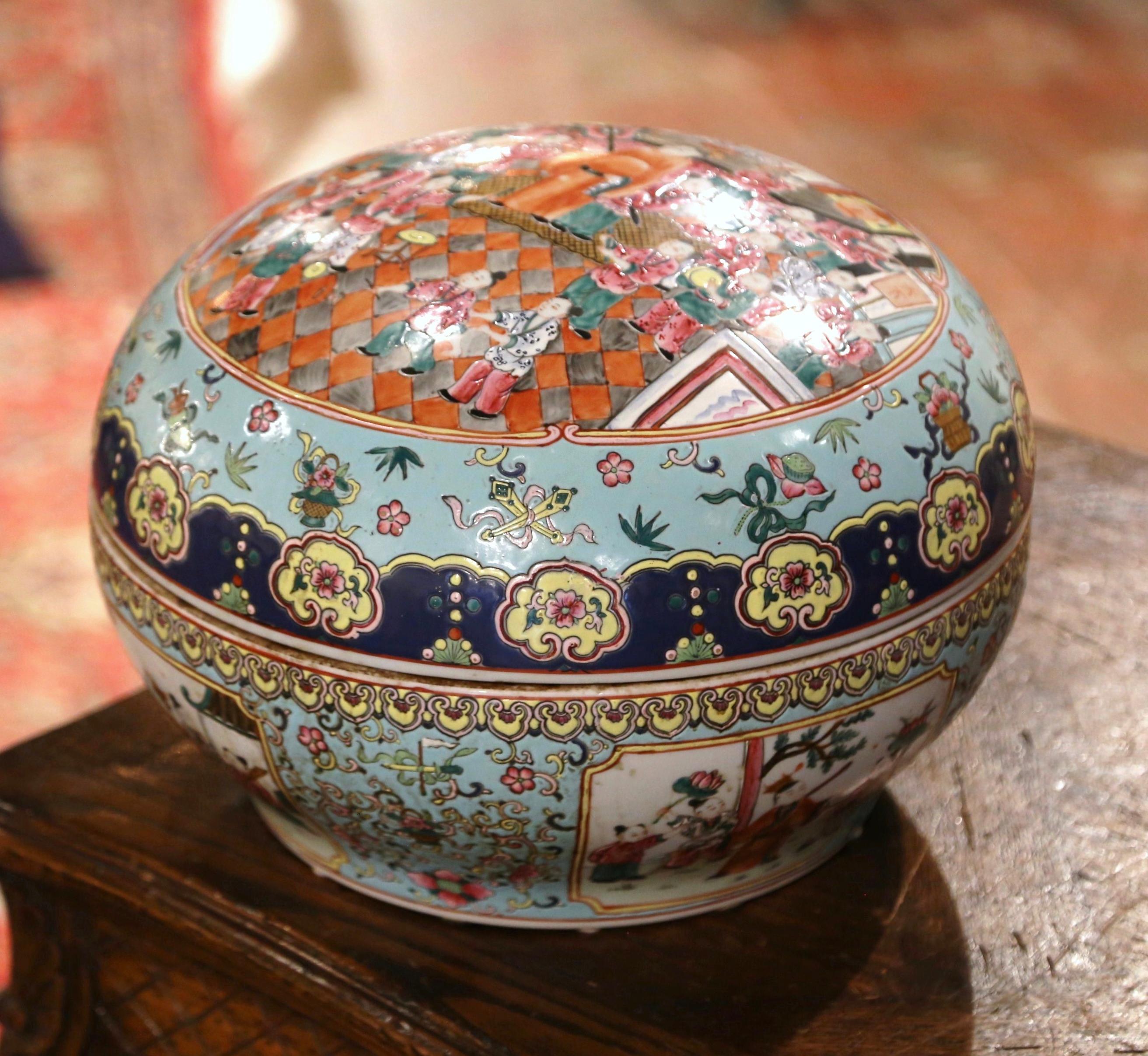 Porcelaine Boîte Guangxu en porcelaine chinoise peinte à la main du début du 20e siècle en vente
