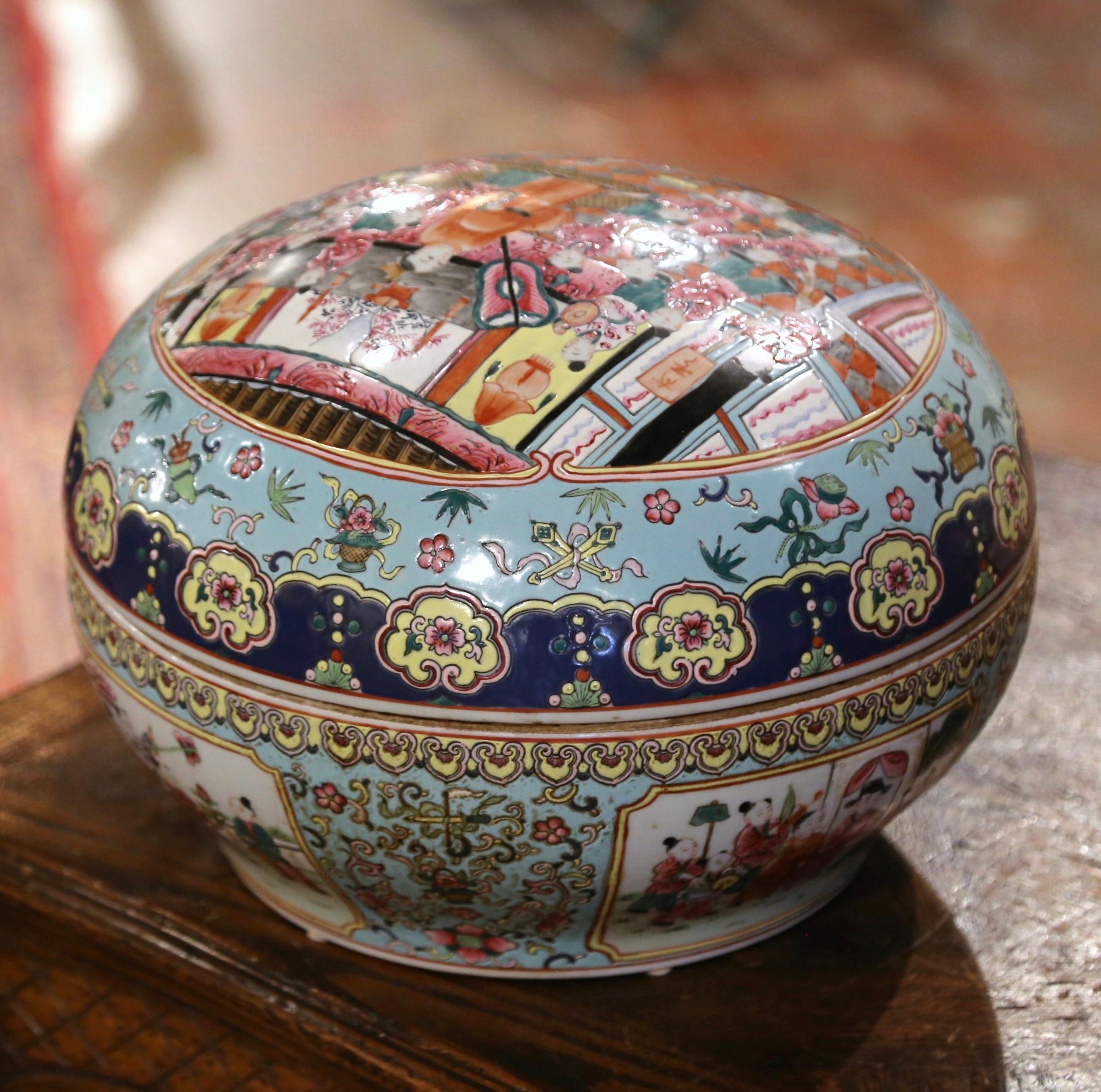 Early 20th Century Chinese Hand Painted Porcelain Guangxu Box For Sale 3