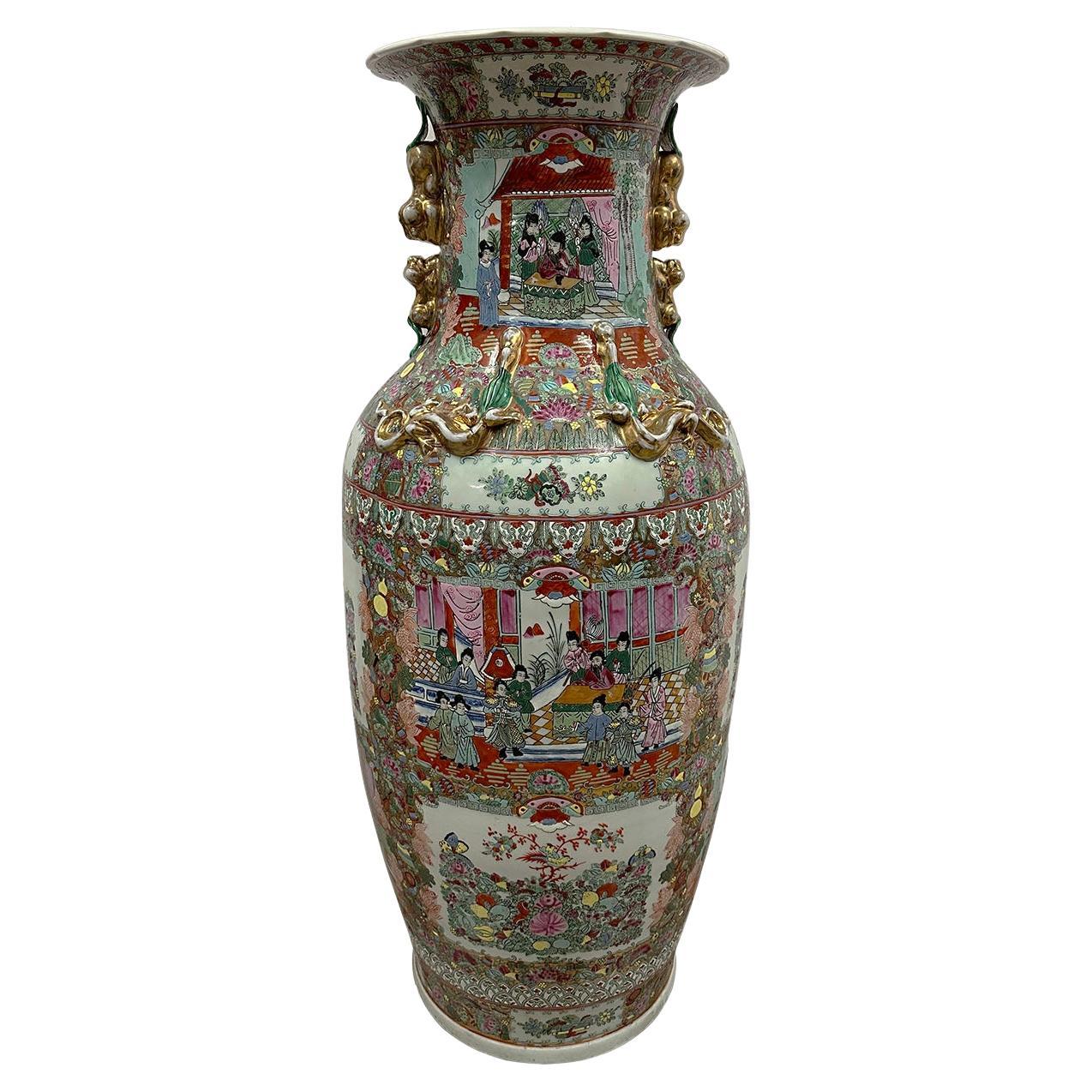 Chinesische handbemalte Tempelvase mit Rosenmedaillon aus dem frühen 20. Jahrhundert