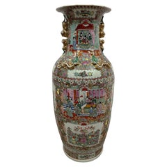 Vase de temple chinois du début du 20e siècle avec médaillon en forme de rose peint à la main