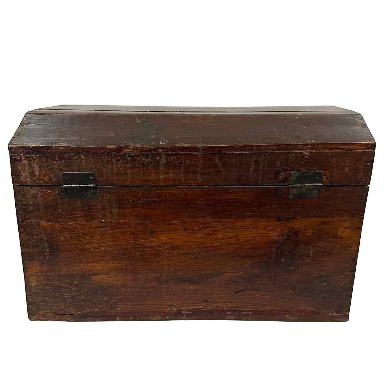 Boîte en bois chinoise du début du 20e siècle, peinte à la main en vente 2